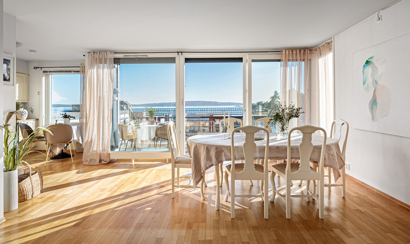 Sosial sone med kjøkken og spisestue. Her er det god plass til sosiale sammenkomster med langbord. Galleribilde