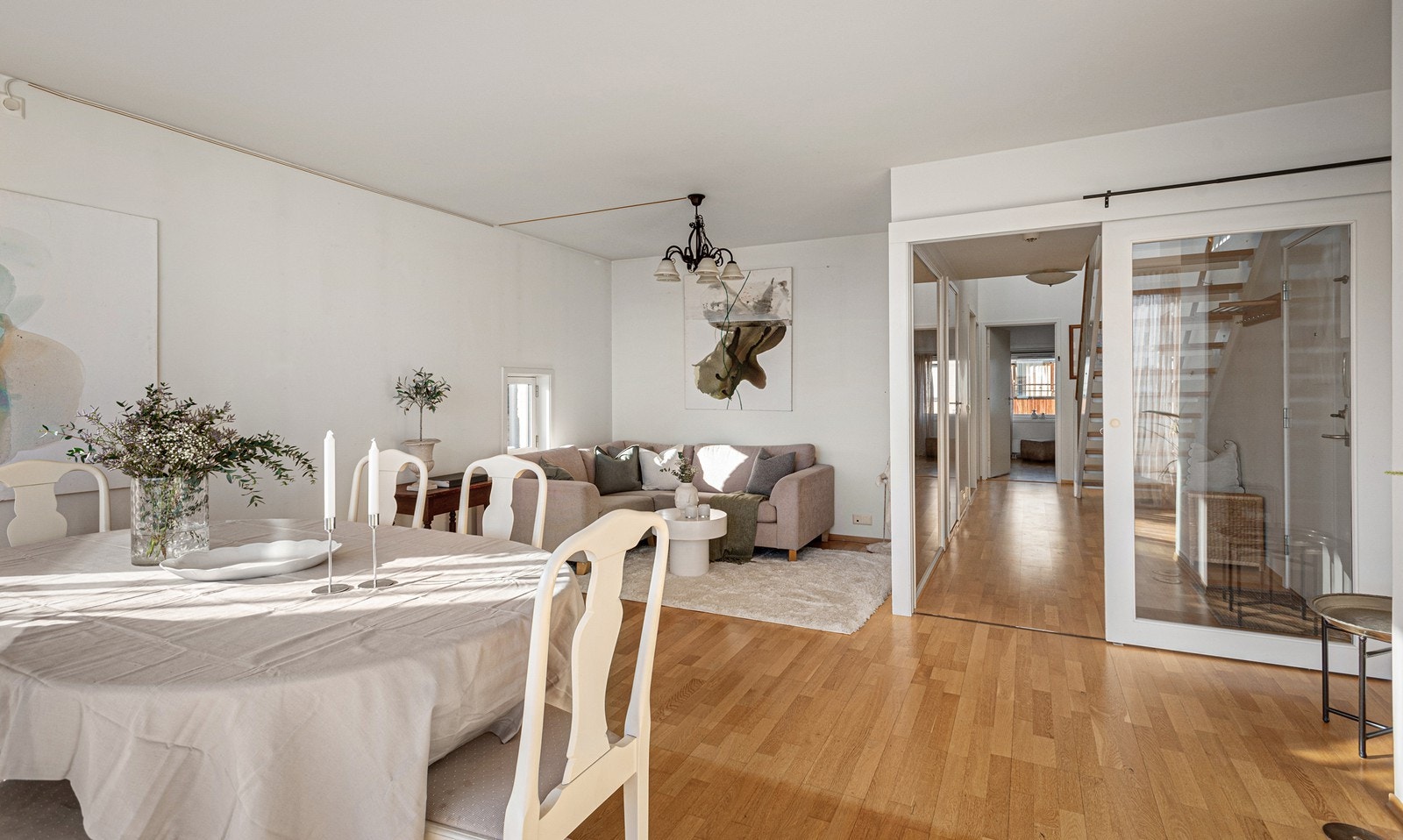 Koselig sofakrok i tilknytning til spisestue Galleribilde