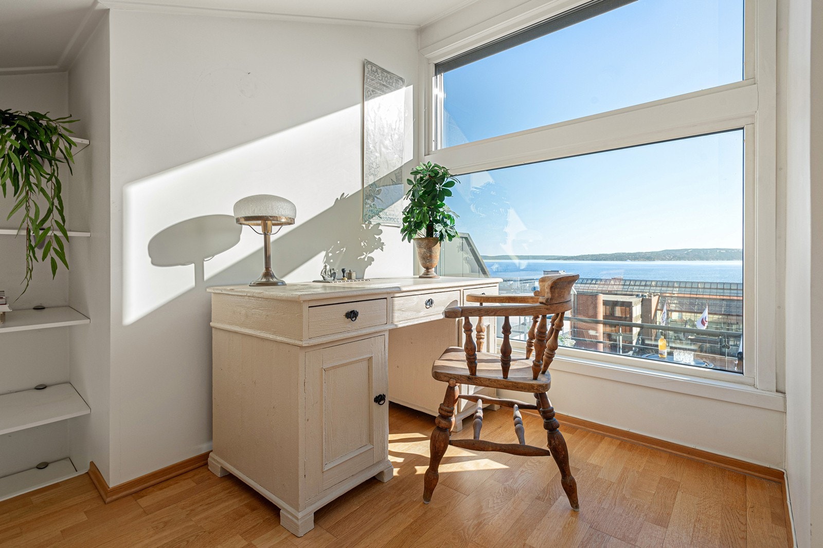 Hyggelig forhøyet del av stue, perfekt som lesekrok/kontorpult Galleribilde