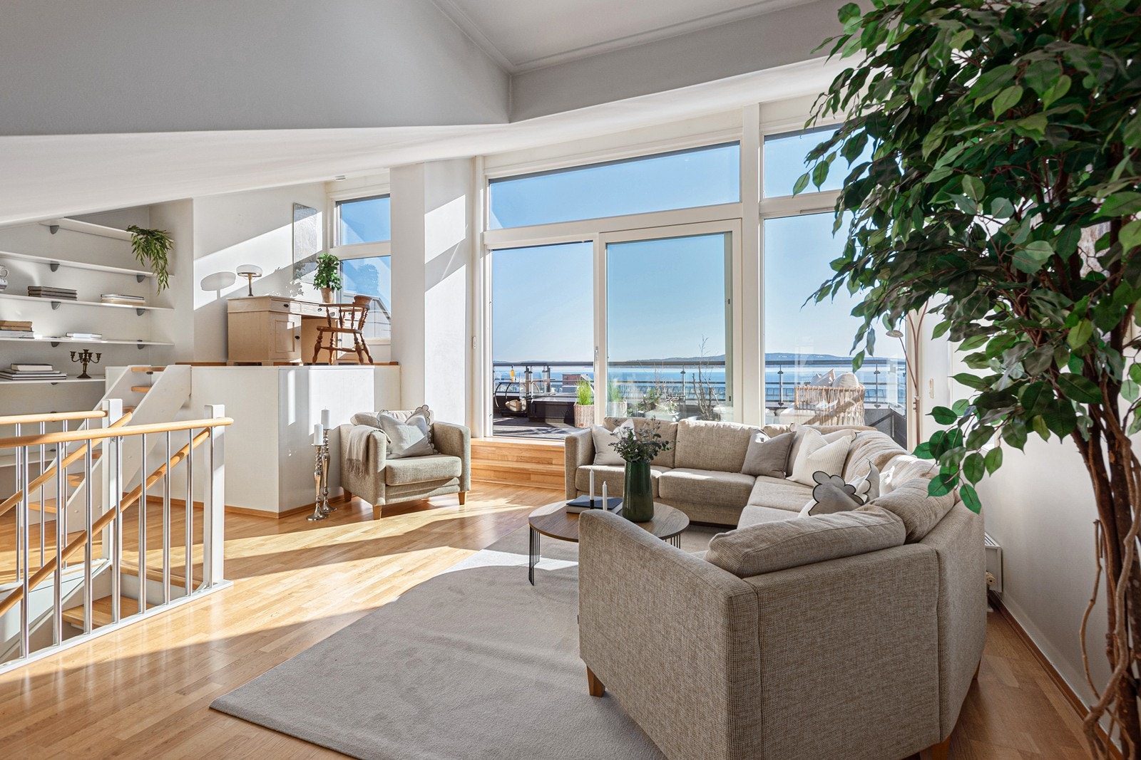 Leilighetens øverste etasje med stor stue, soverom og praktisk bod Galleribilde