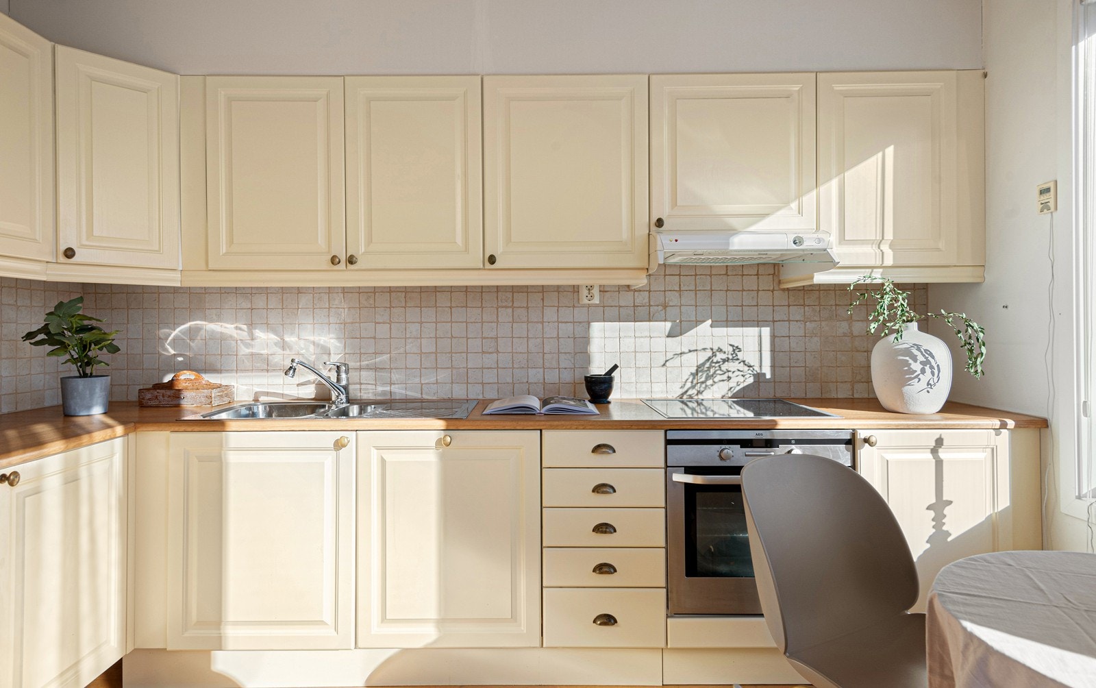 Lyst og tidløst med godt med skapplass Galleribilde