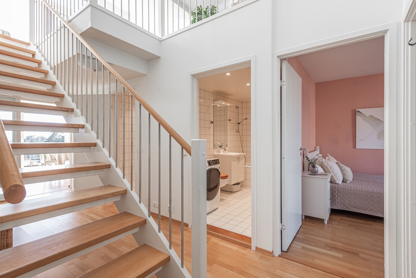 Romslig gang med trapp opp til leilighetes øverste etasje Galleribilde