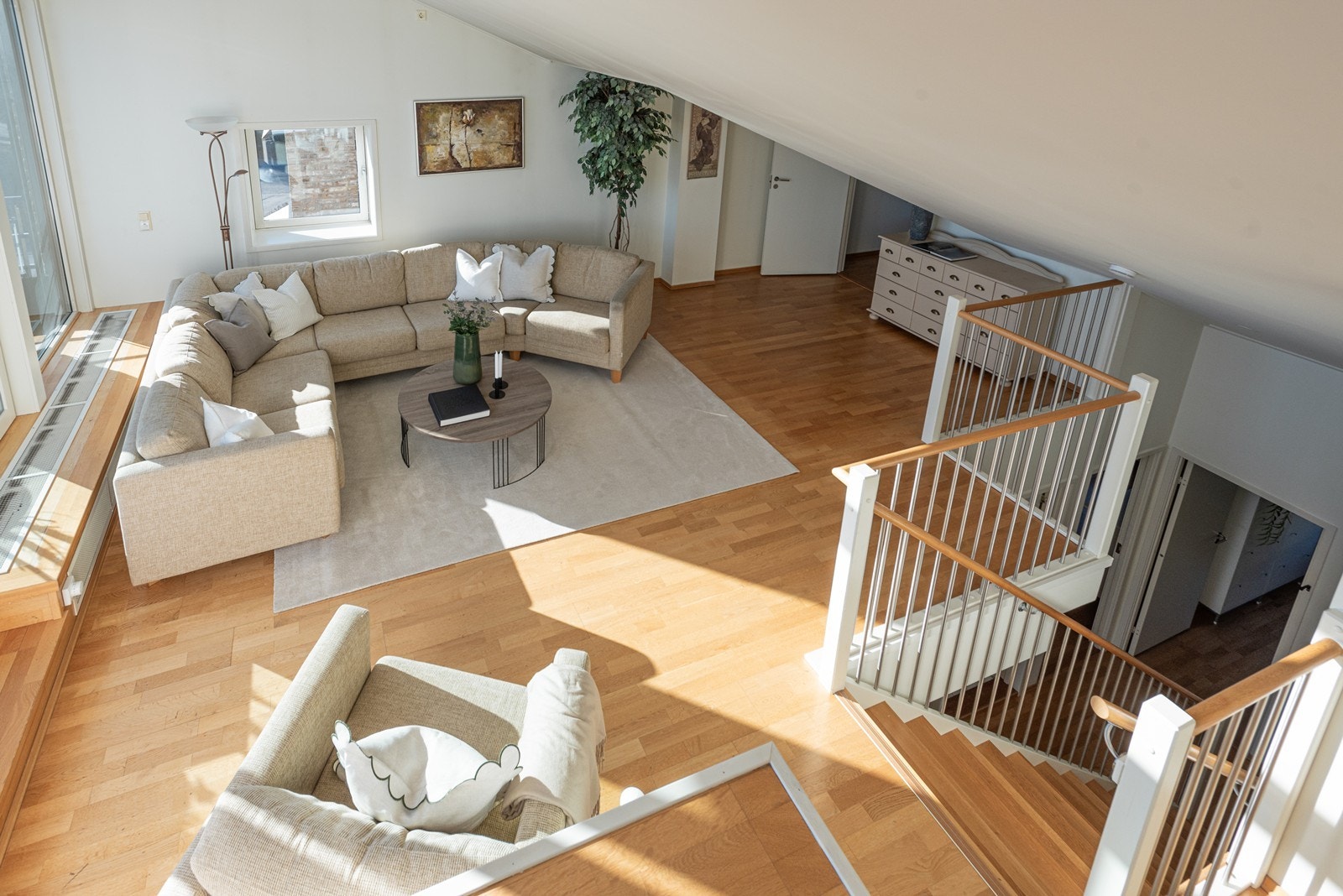 Stuen er av god størrelse, med plass til stor sofagruppe Galleribilde