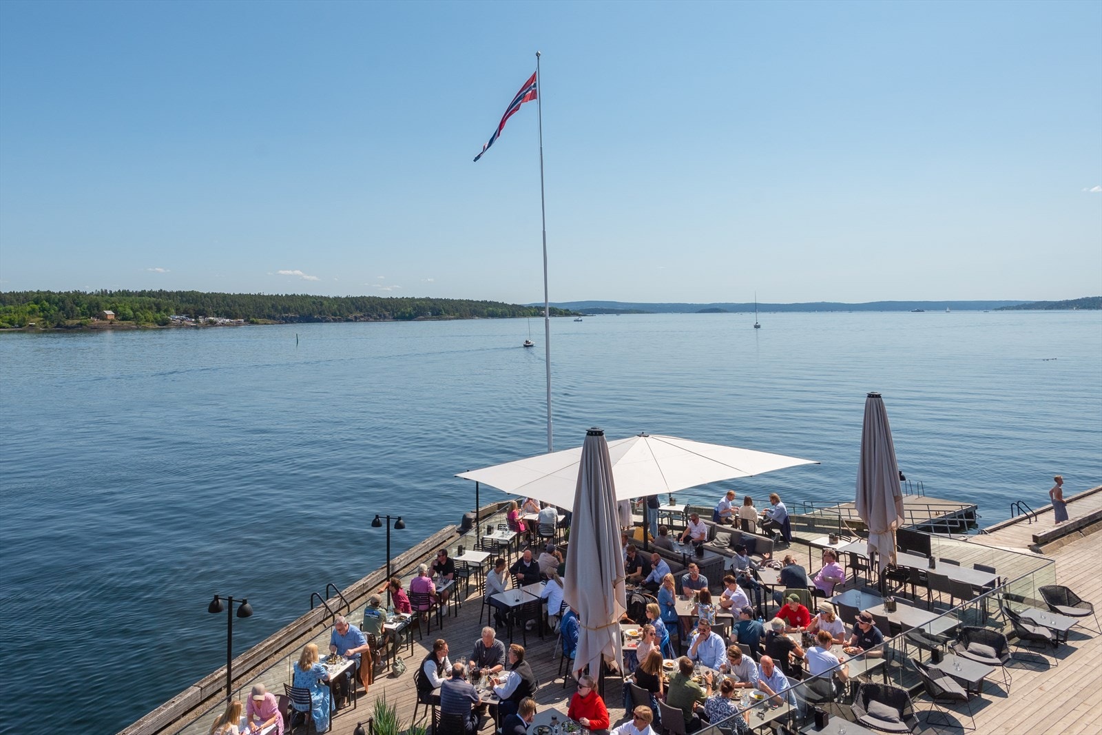 Restaurant (Pier 91) med flotte lokaler og hyggelig uteservering på sommerstid Galleribilde