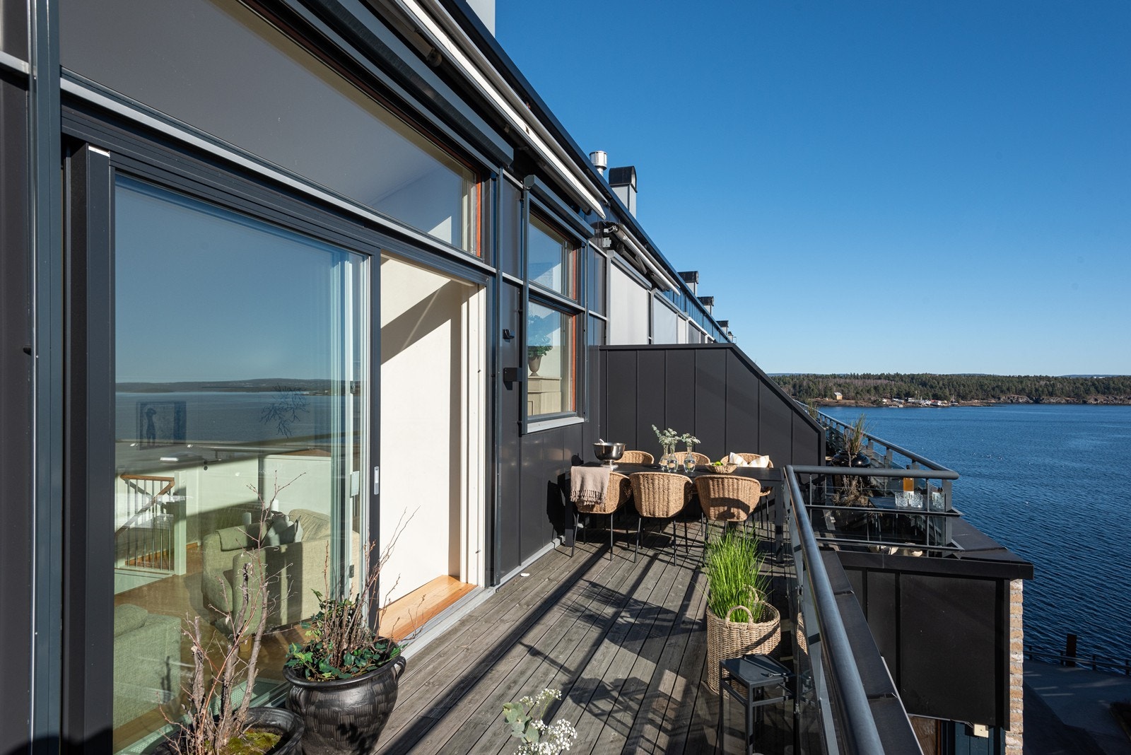 Her bor du på toppen av Lysaker Brygge med en av sameiets beste beliggenheter, usjenert med fritt utsyn over sjøen Galleribilde