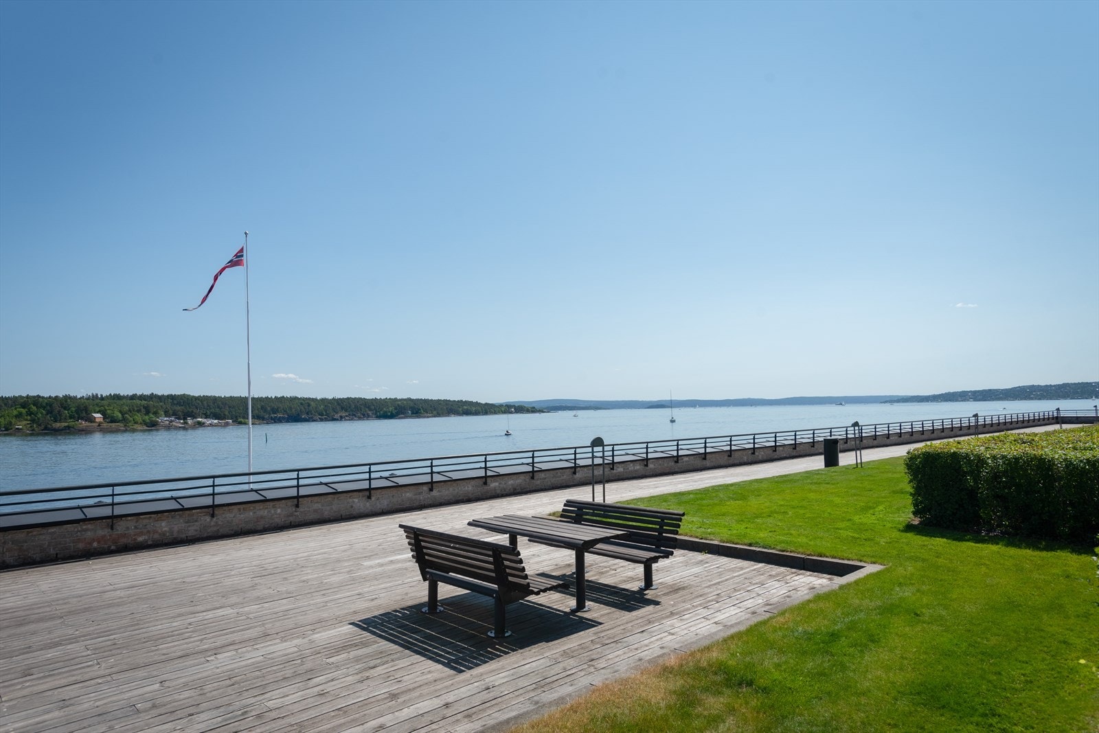 Hyggelige utearealer med sittegrupper og flott sjøutsikt. Sameiet er veldrevet med god vedlikeholdshistorikk og har blant annet egen vaktmester og gartner. Galleribilde