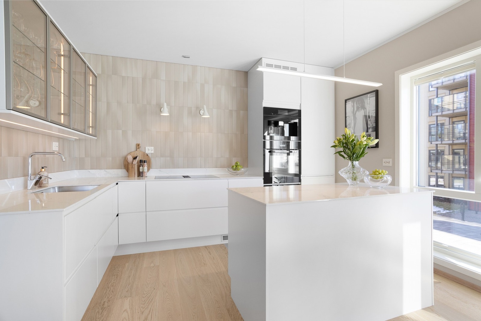 Eksklusivt og vesentlig påkostet kjøkkeninnredning fra Huseby med benkeplate av stein og hvitevarer er levert av, Miele. Galleribilde