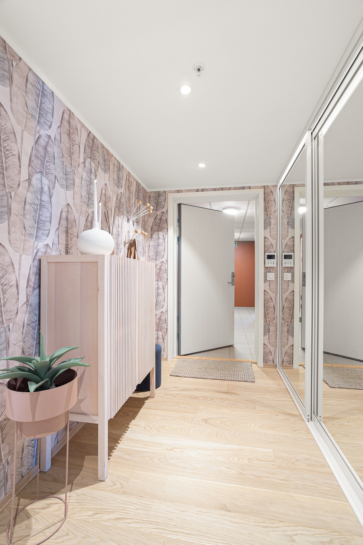 Leiligheten har et fint inngangsparti som ønsker velkommen inn. Langs den ene veggen er det montert skyvedørsgarderobe med speil og god plass til lagring. Galleribilde