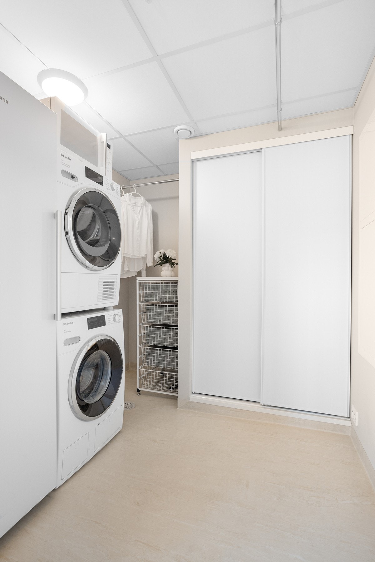 Leiligheten har et praktisk separat vaskerom/ teknisk rom. Galleribilde