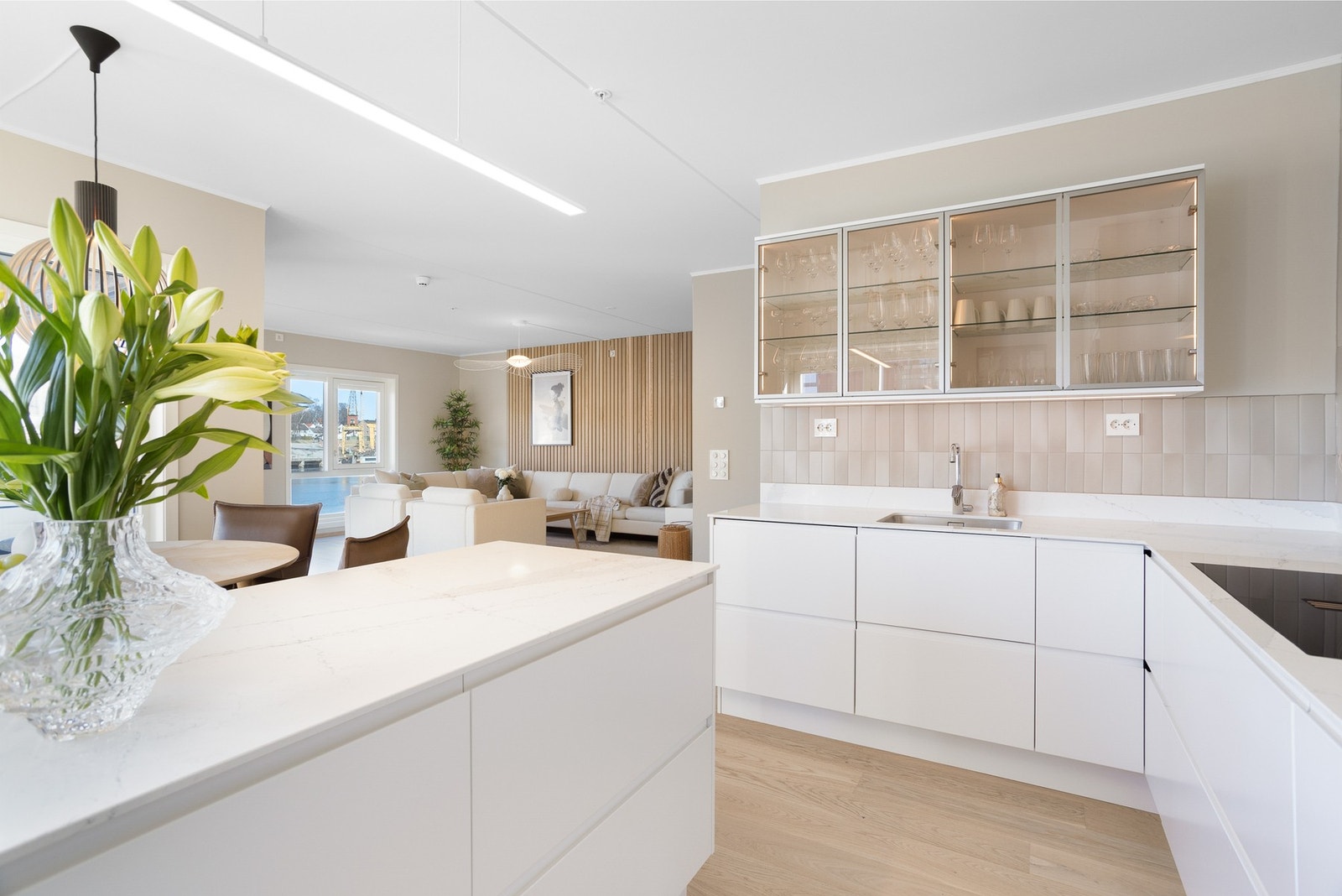 Kjøkkeninnredningen har godt med lagringsplass, samt en fin kjøkkenøy med ekstra skap- og benkeplass. Galleribilde