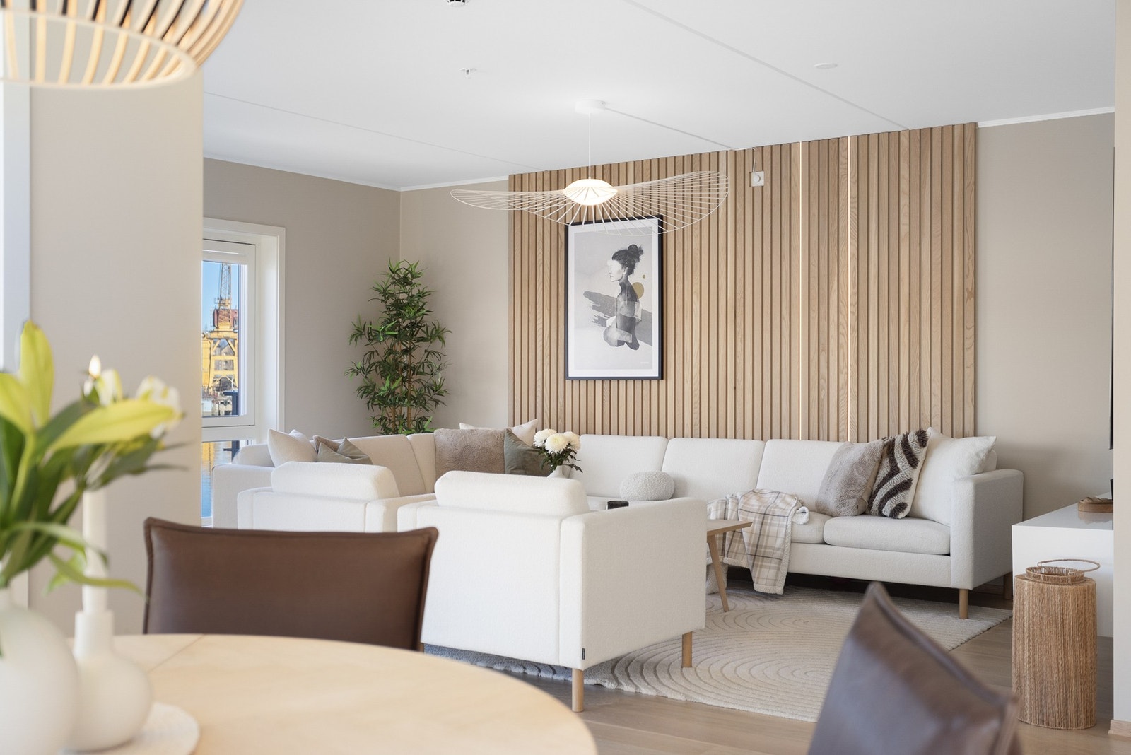 Stuen oppleves som innbydende med vegger i en harmonisk fargetone og spilevegg. Galleribilde