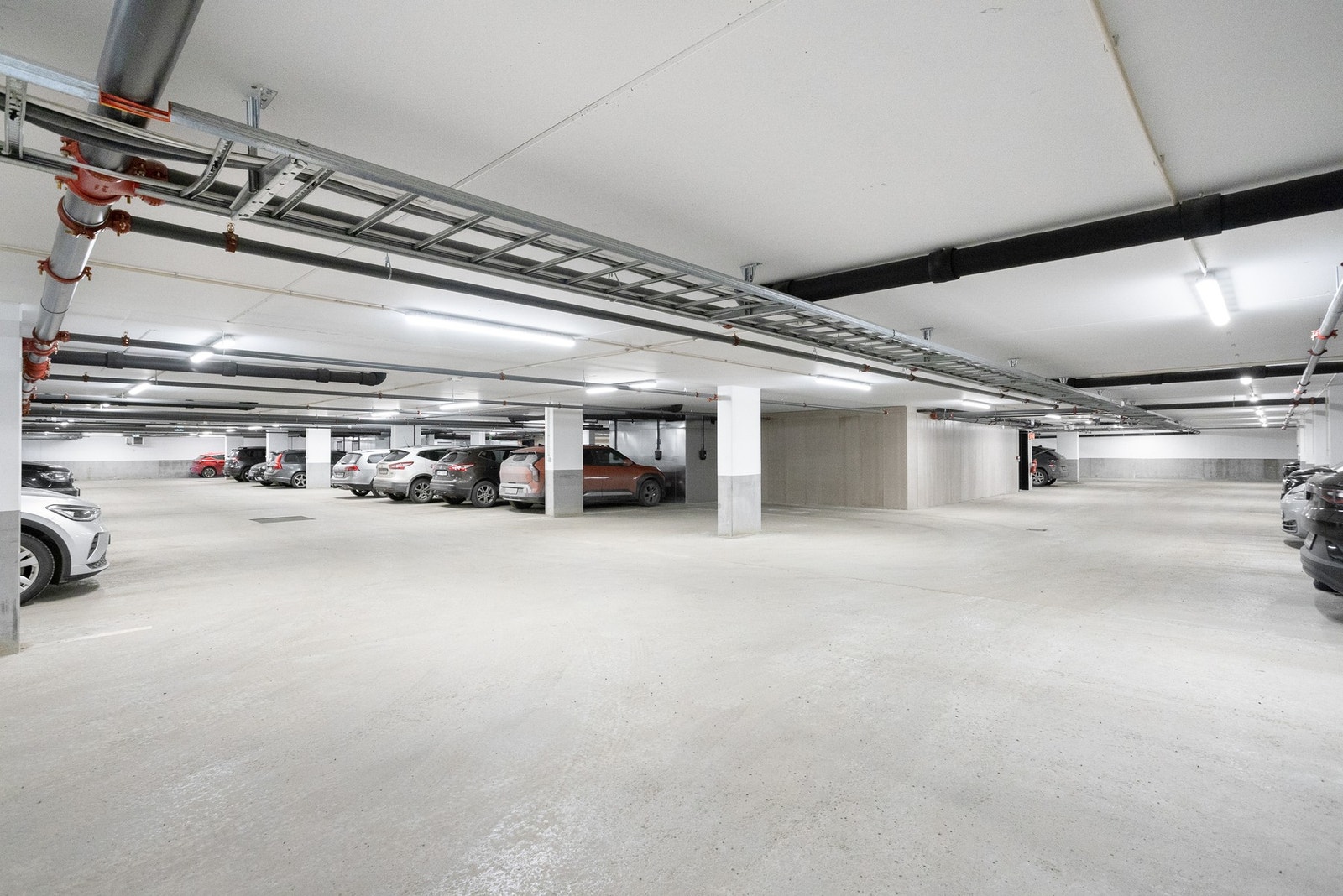 Parkering i felles garasjeanlegg, med elbil-lader. Det er egen sportsbod i kjeller som medfølger. Galleribilde