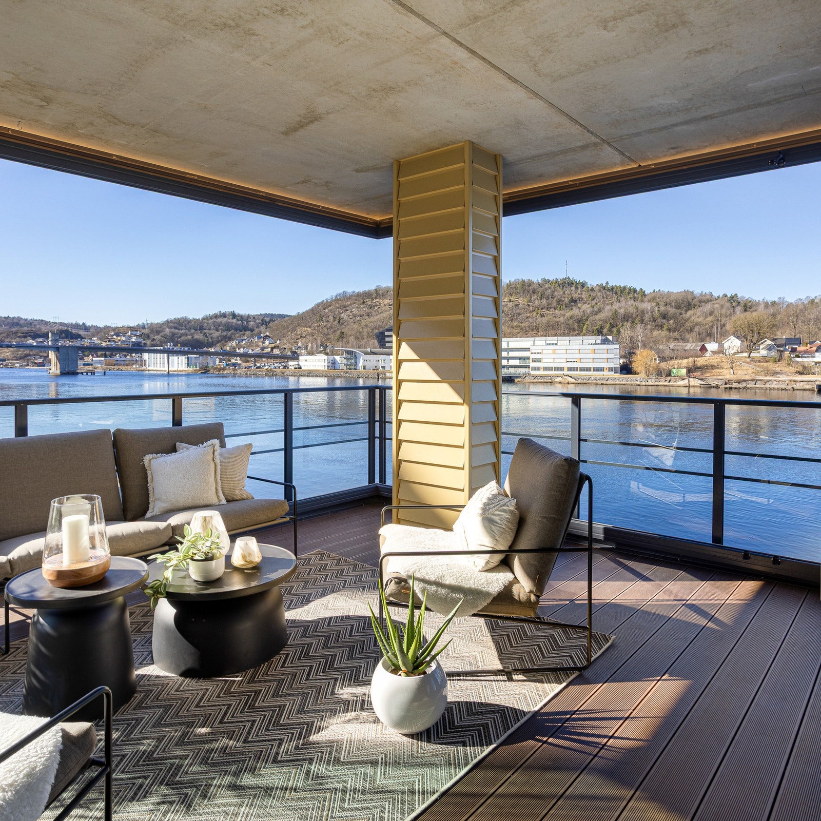 Leiligheten har en etterspurt beliggenhet i front av bygget mot Porsgrunnselva. Her får man et spektakulært utsyn med følelsen av at elven kommer inn i leiligheten. Galleribilde