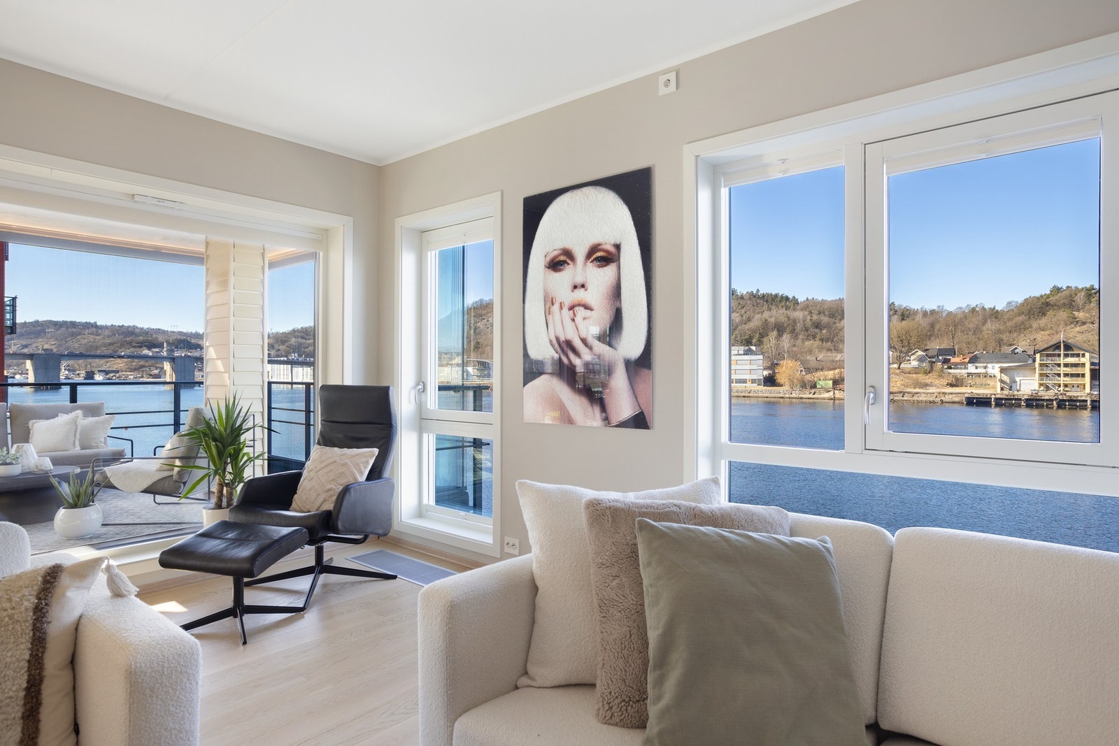 Lekker stue med vakkert utsyn mot vannspeilet fra to sider. Galleribilde