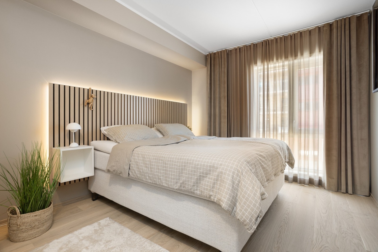 I denne lekre leiligheten er det to gode soverom. Master bedroom er av god størrelse, og har harmonisk fargevalg og eike spiler. Galleribilde