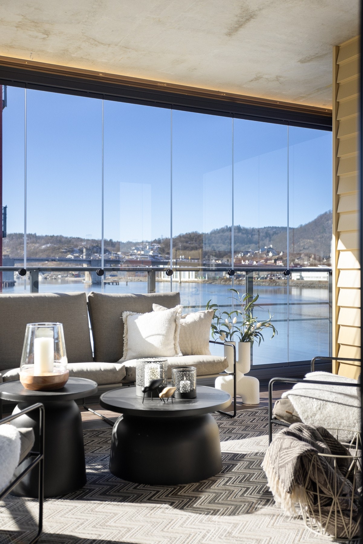 Verandaen fungerer som en forlengelse av stuen hvor man kan innrede med langbord. Galleribilde