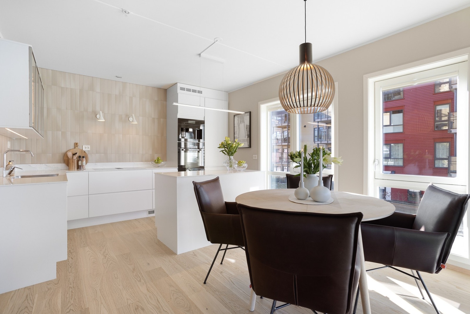 Det er god plass til et spisebord som gjør kjøkkenet til en sosial sone. Galleribilde