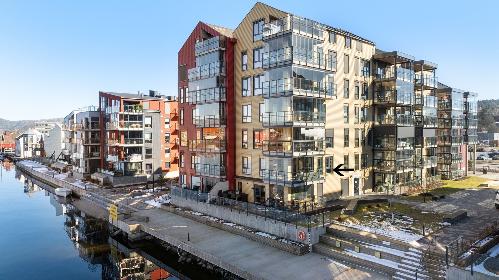 Frednes Brygge-prosjektet har en spektakulær beliggenhet. Leilighetene er beliggende rett ved elvekanten, samtidig som det er bare noen meter fra Down Town. Galleribilde
