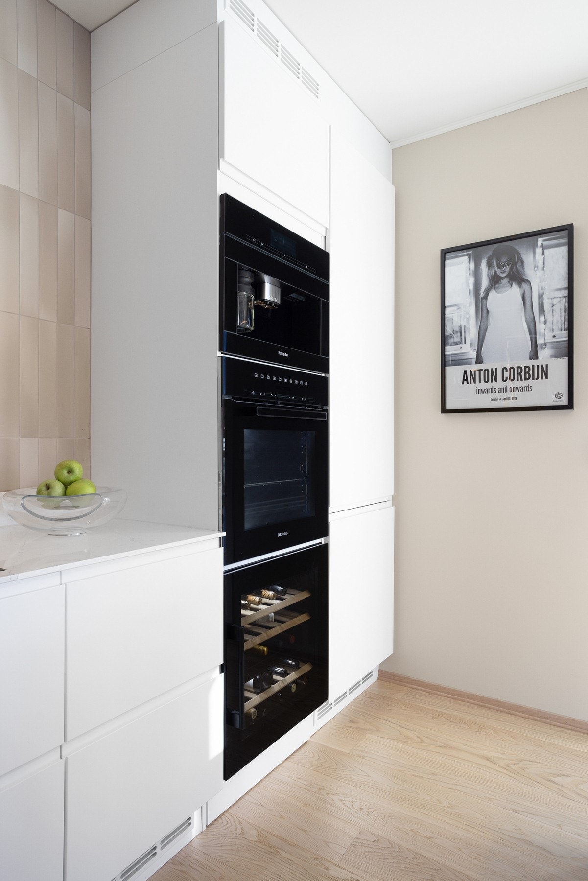 Integrert oppvaskmaskin, induksjonstopp med ventilator, komfyr, vinskap, kaffemaskin samt frittstående kjøleskap Hvitevarer er levert av, Miele. Galleribilde