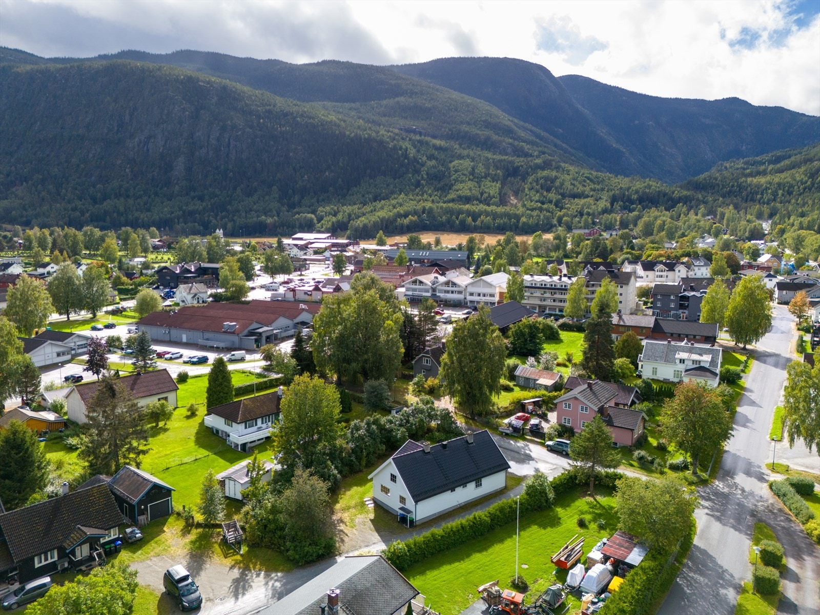 Fra eiendommen er det gangavstand til forretninger, offentlige kontorer etc. Galleribilde