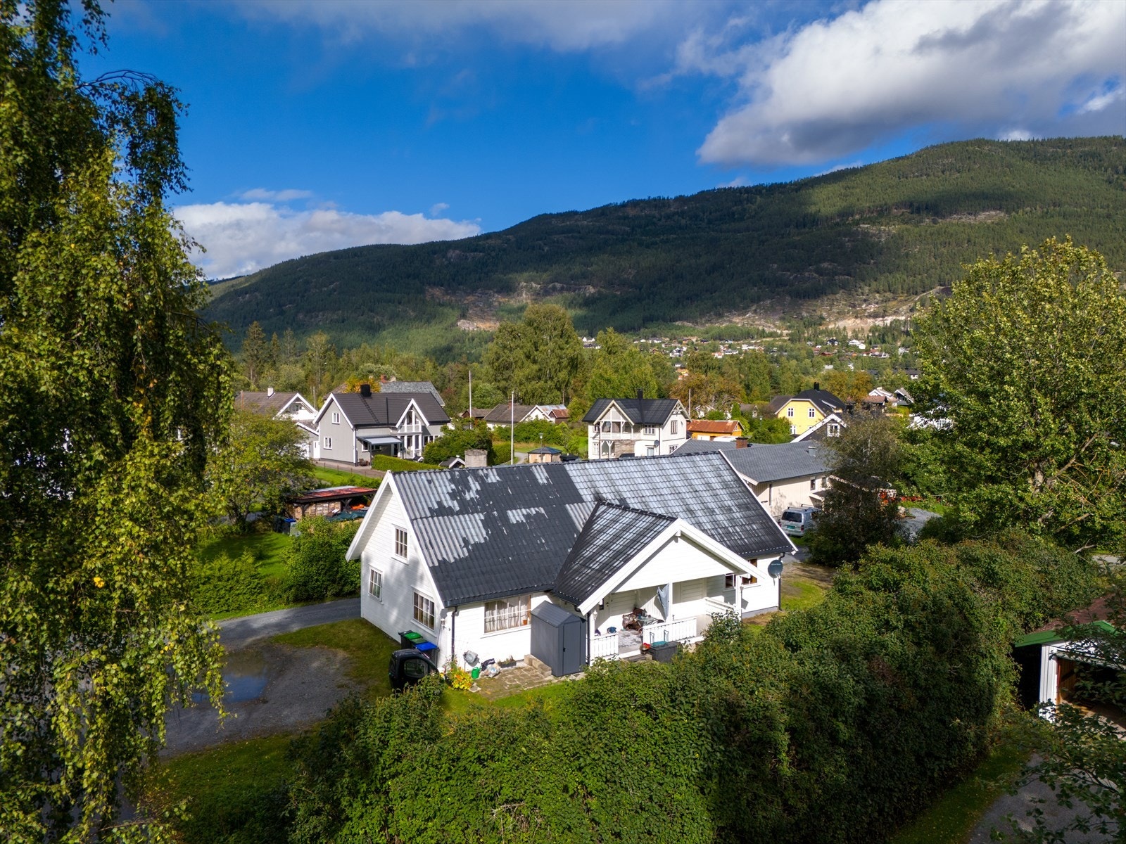 Eiendommen ligger svært sentralt i veletablert boligstrøk. Galleribilde