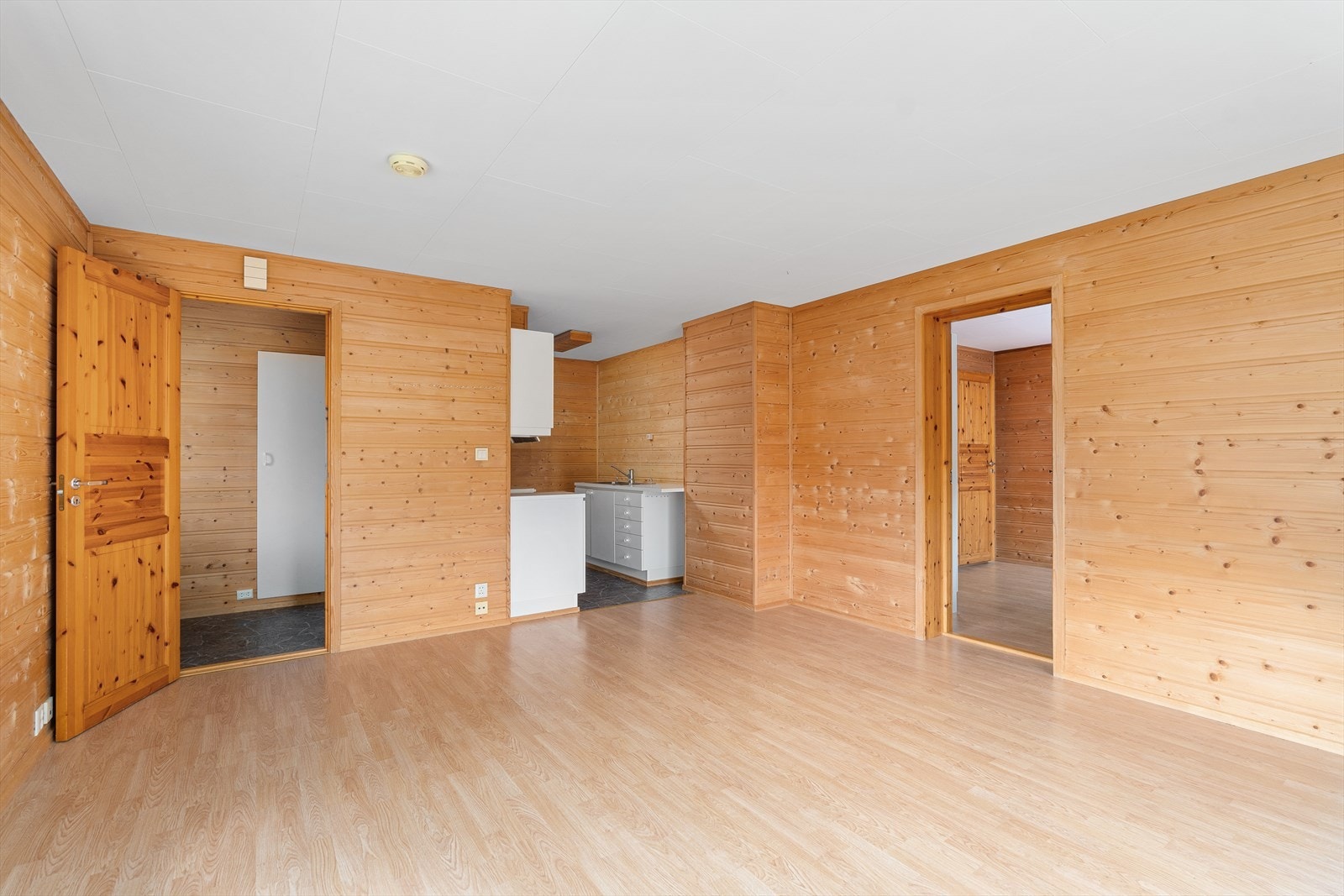 Kjøkkenkrok i åpen løsning mot stue. Galleribilde