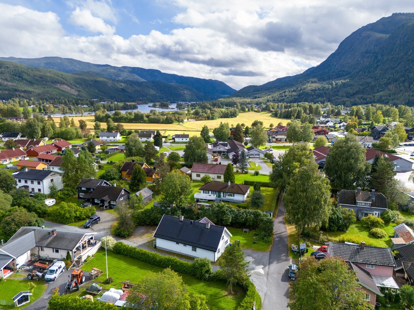 Eiendommen er beliggende i boligstrøk med lite trafikk. Galleribilde
