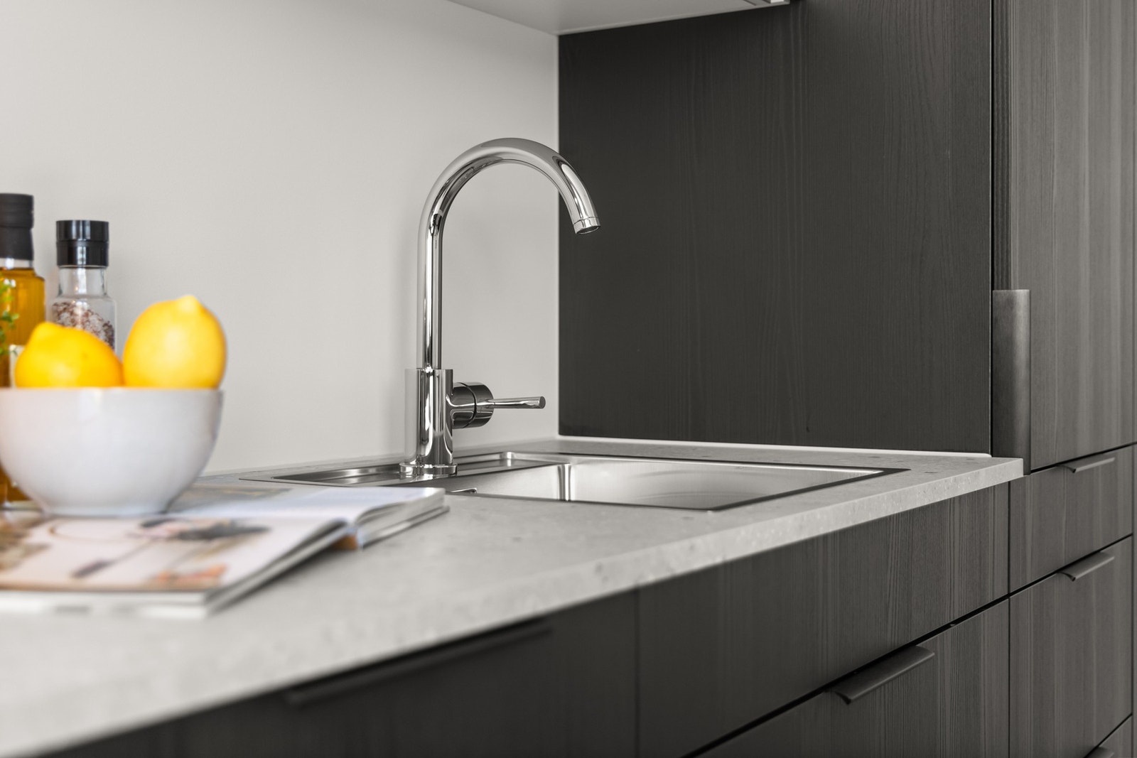 Det er integrerte hvitevarer fra Electrolux, som består av induksjonstopp, komfyr, oppvaskmaskin og kombinert kjøle-/fryseskap - Kjøkkenvifte er fra Røroshetta Galleribilde