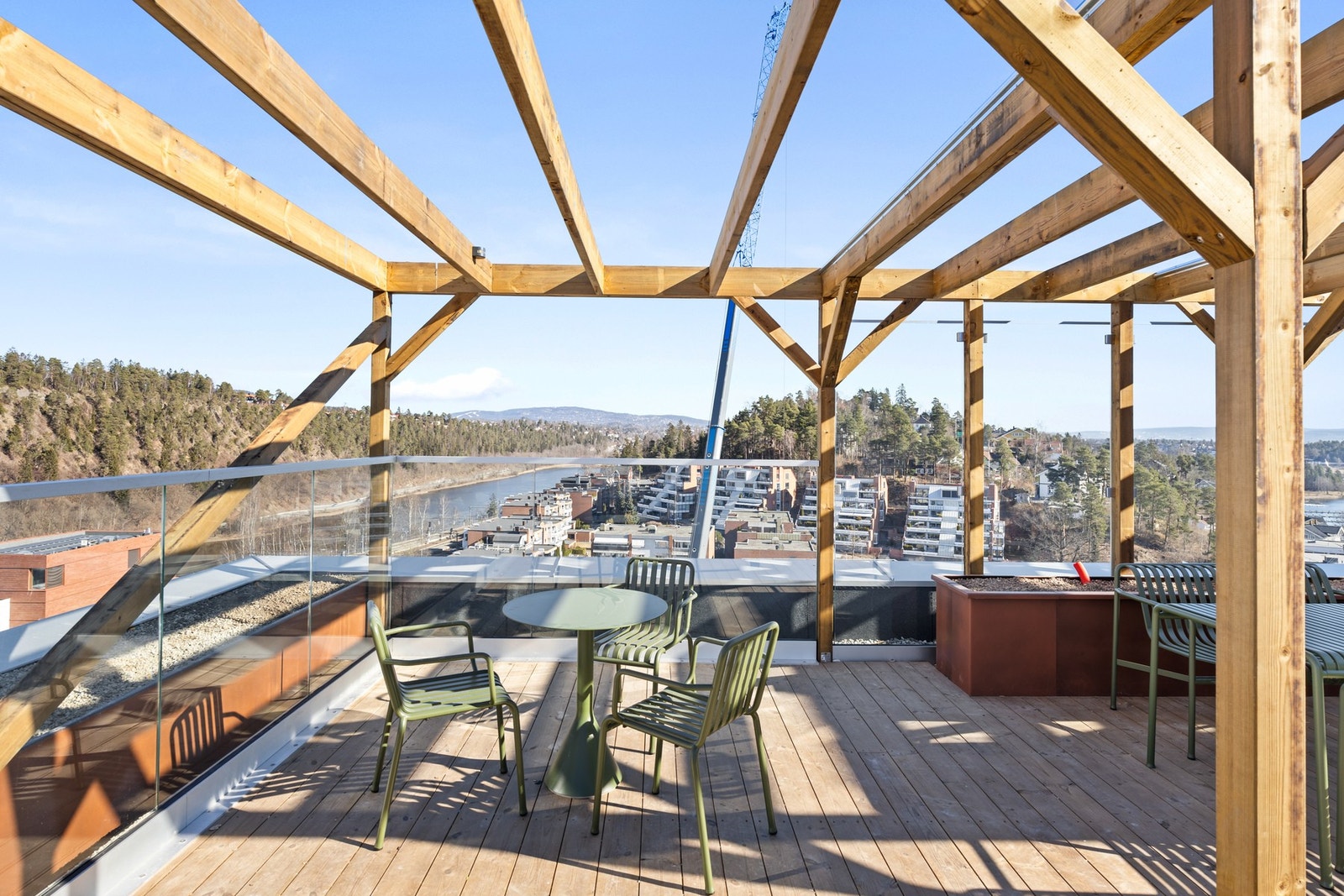 Takterrassen har pergolaer med og uten glass i vegger, og tak som skaper lune sitteplasser Galleribilde