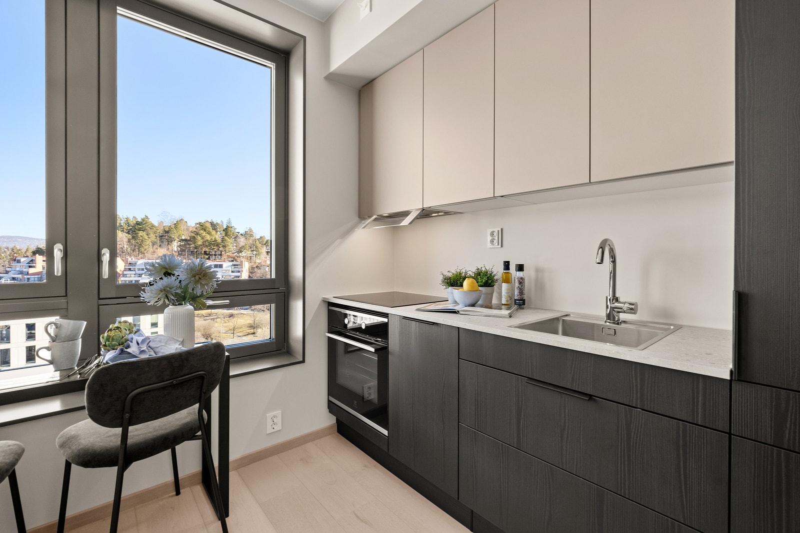 Her er det gått for konseptet Nordisk Eleganse når det kommer til farge- og materialvalg Galleribilde