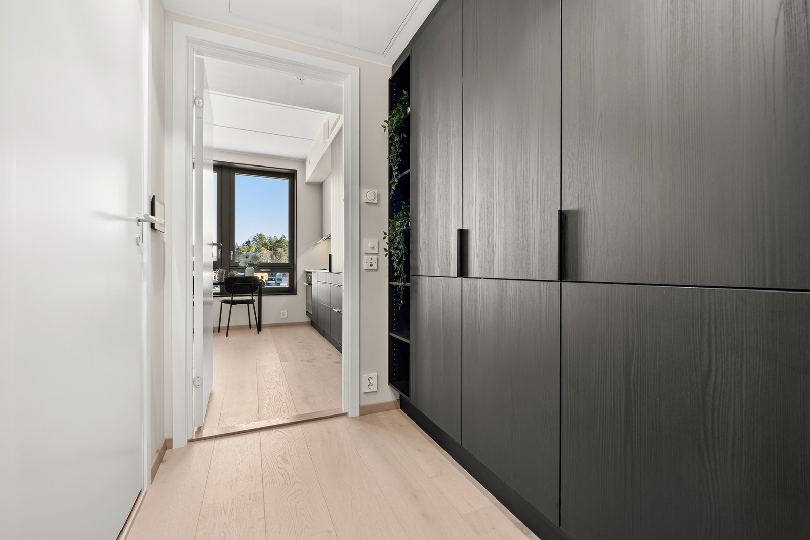 Entreen byr på praktisk og romslig garderobeløsning som strekker seg langs hele veggen Galleribilde