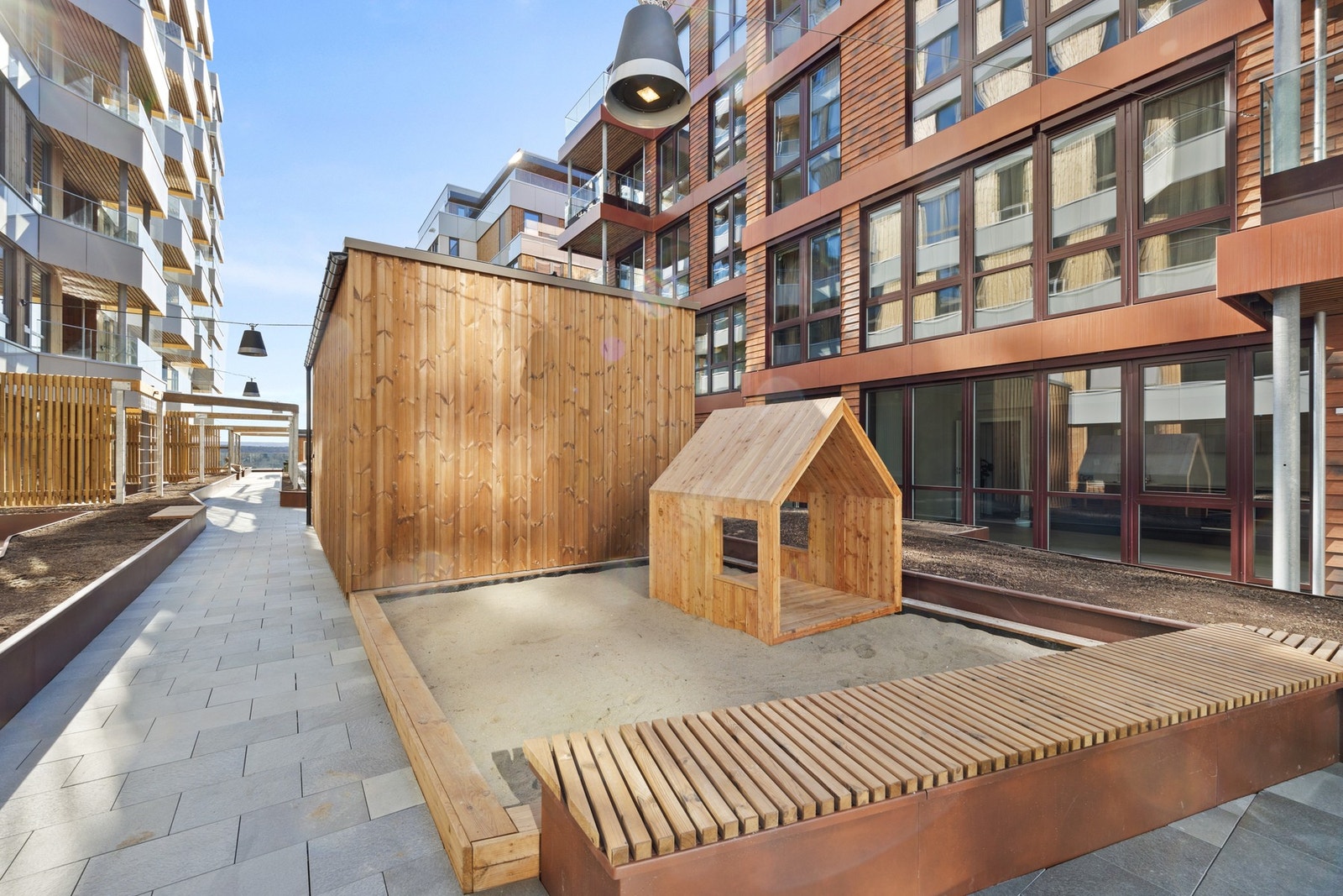 I hagen blir det to lekeområder med apparater og aktiviteter for de små Galleribilde