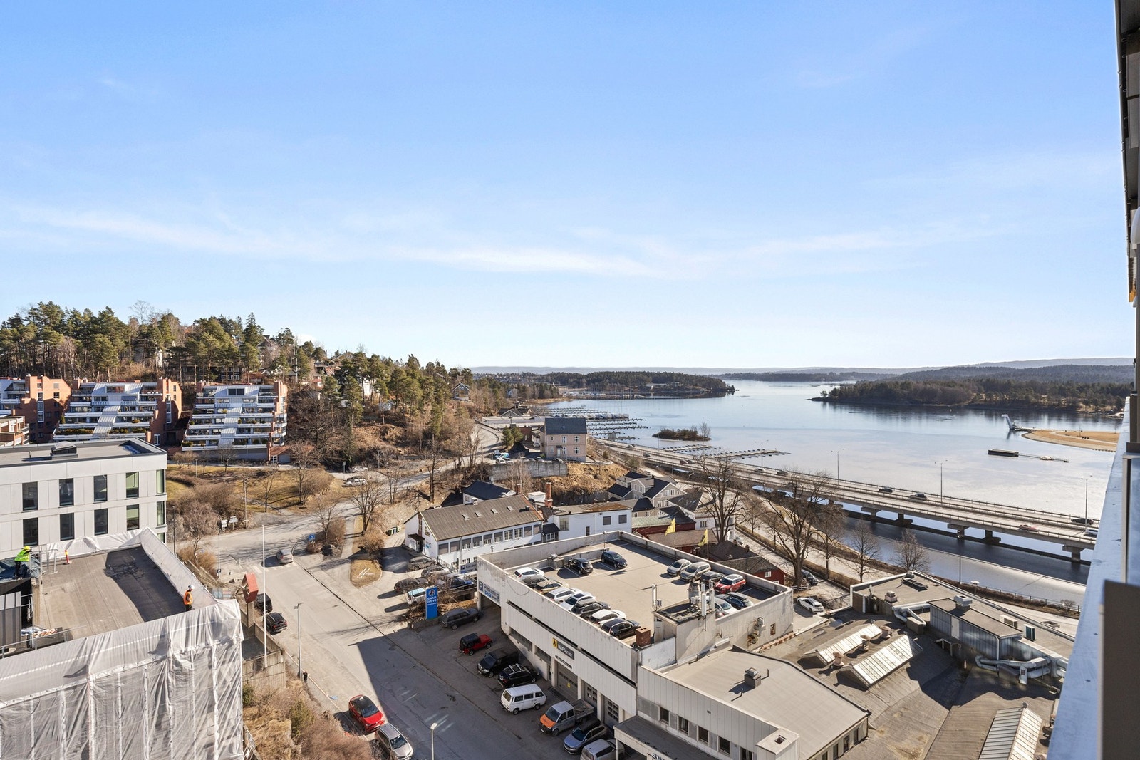 Fra takterrassen kan du nyte en nydelig utsikt over store deler av Sandvika, i ulike rettninger Galleribilde