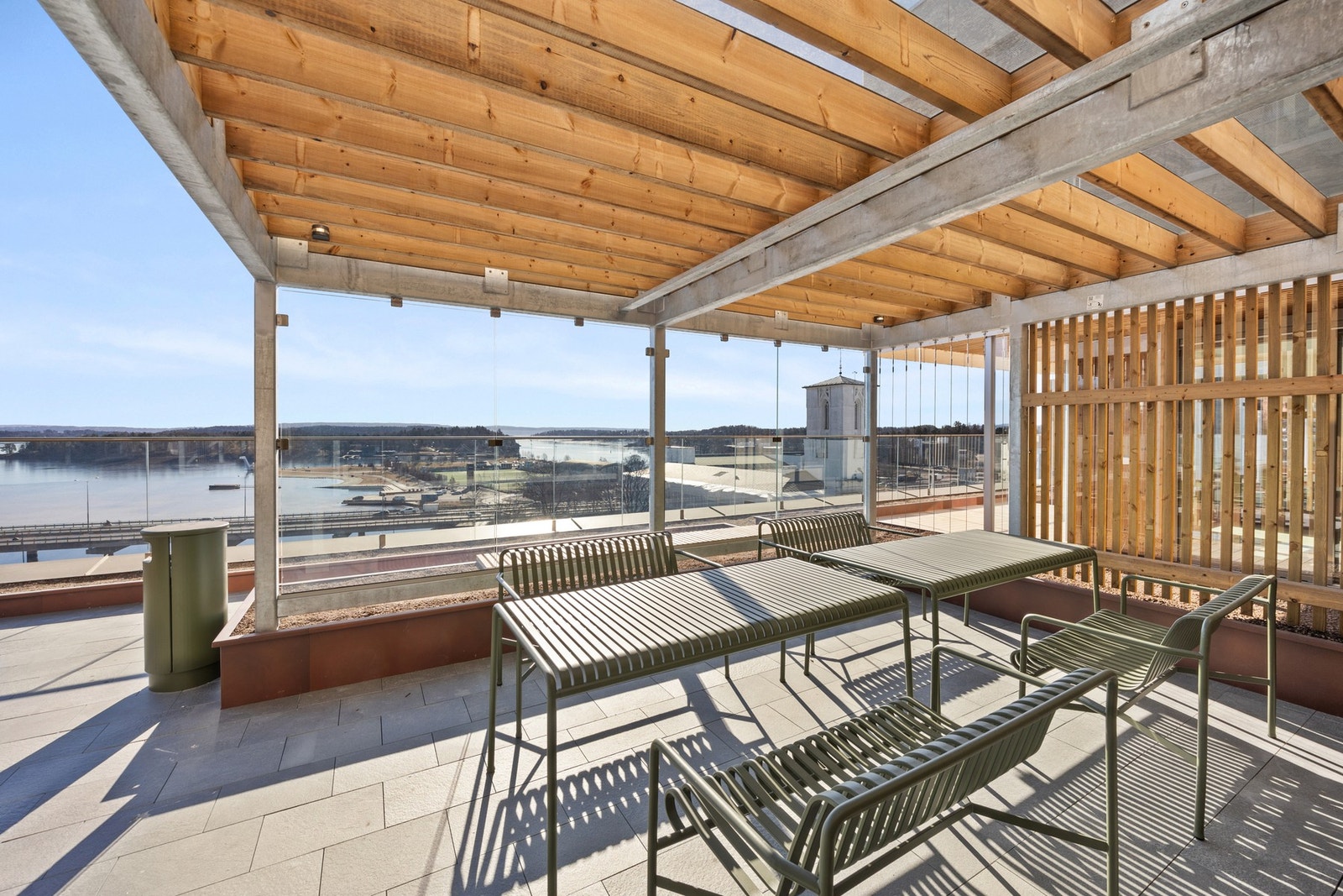 Her det innredet med flere sittegrupper i ulike soner Galleribilde