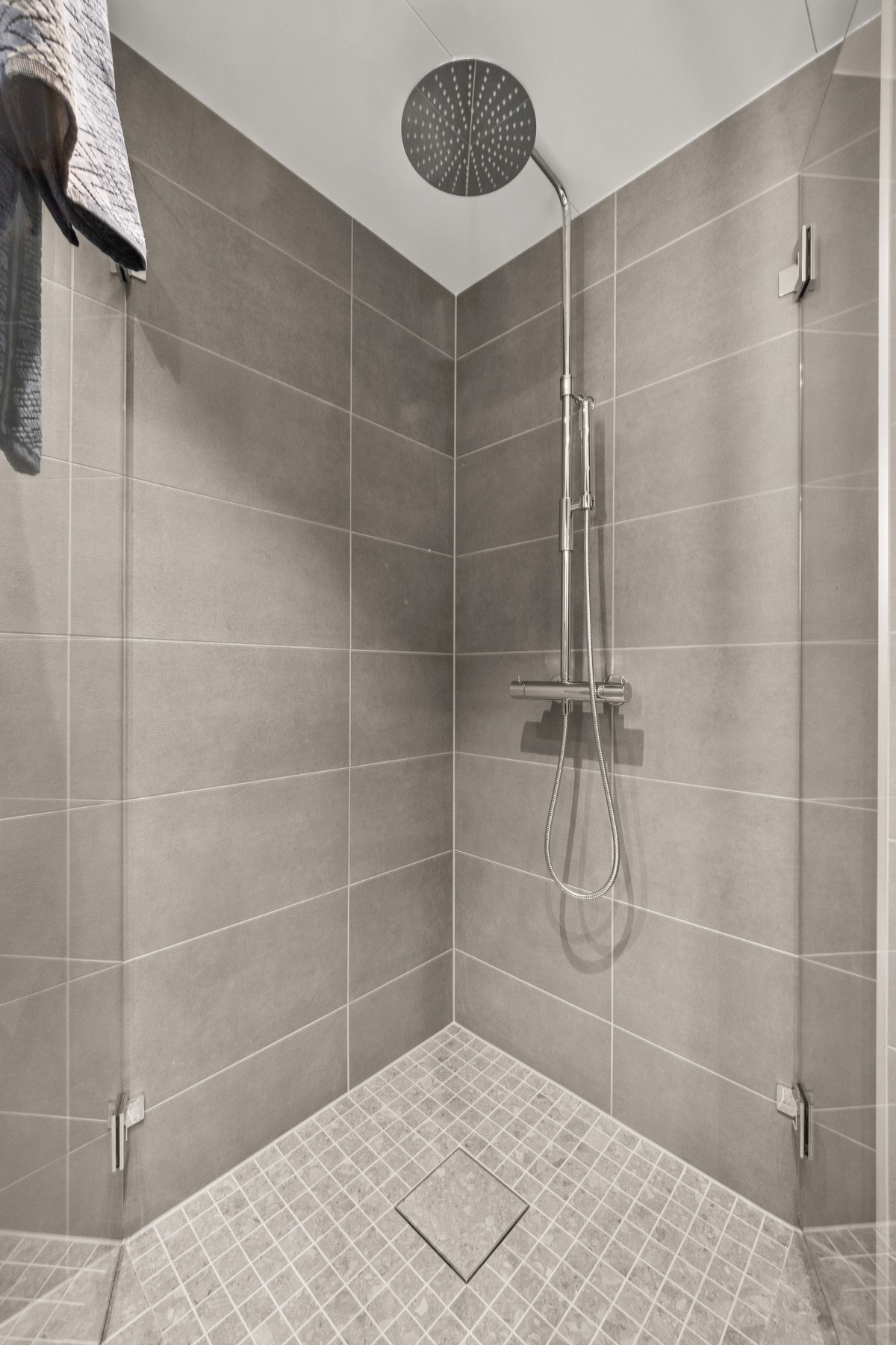 Termostatstyrt blandebatteri med regndusj og håndholdt dusj Galleribilde