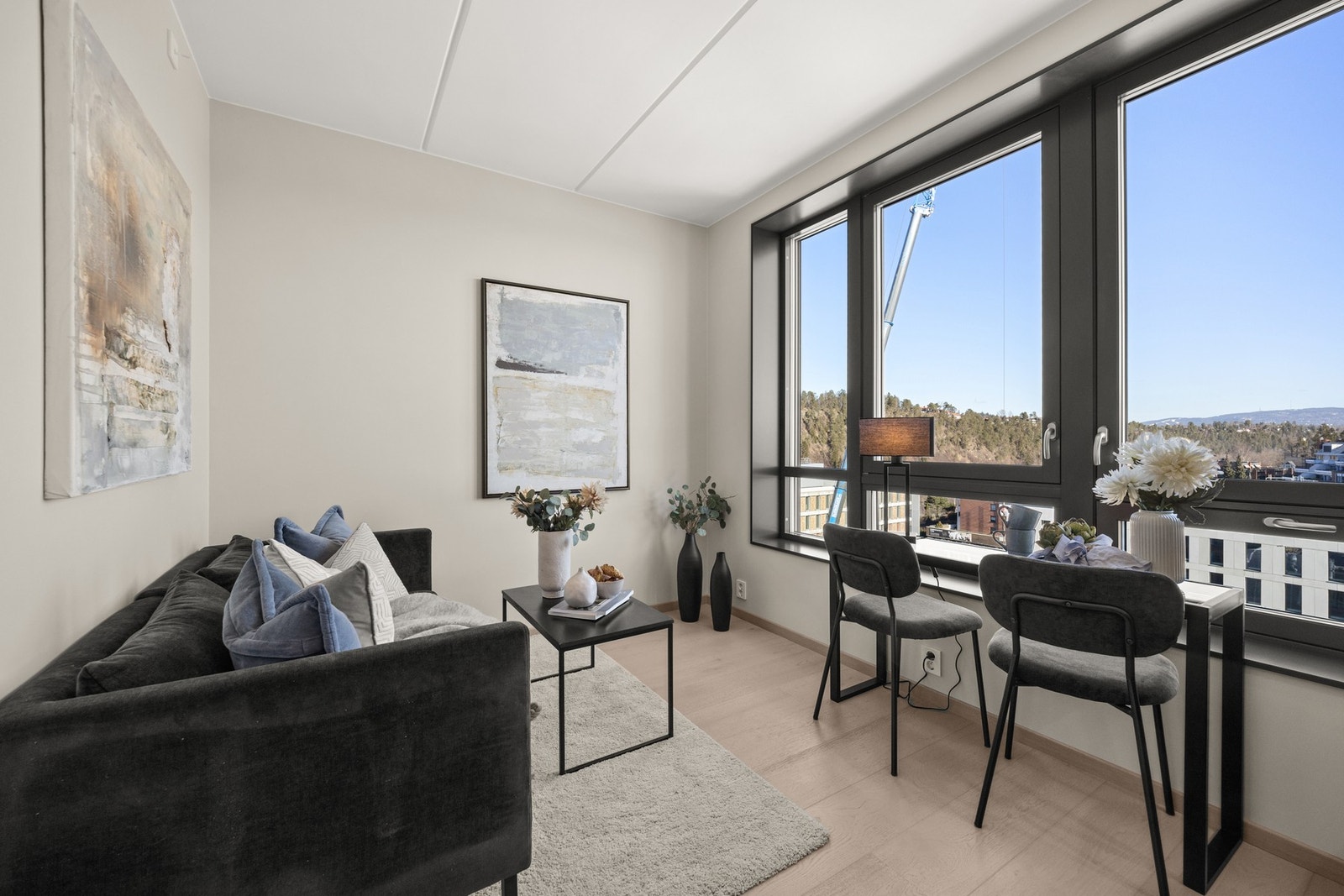 Det er lagt én-stavs mattlakkert eikeparkett i hele leiligheten, utenom bad Galleribilde