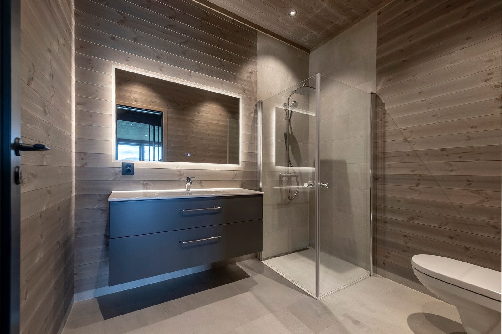 Hytten får 2 bad + separat vaskerom. Galleribilde