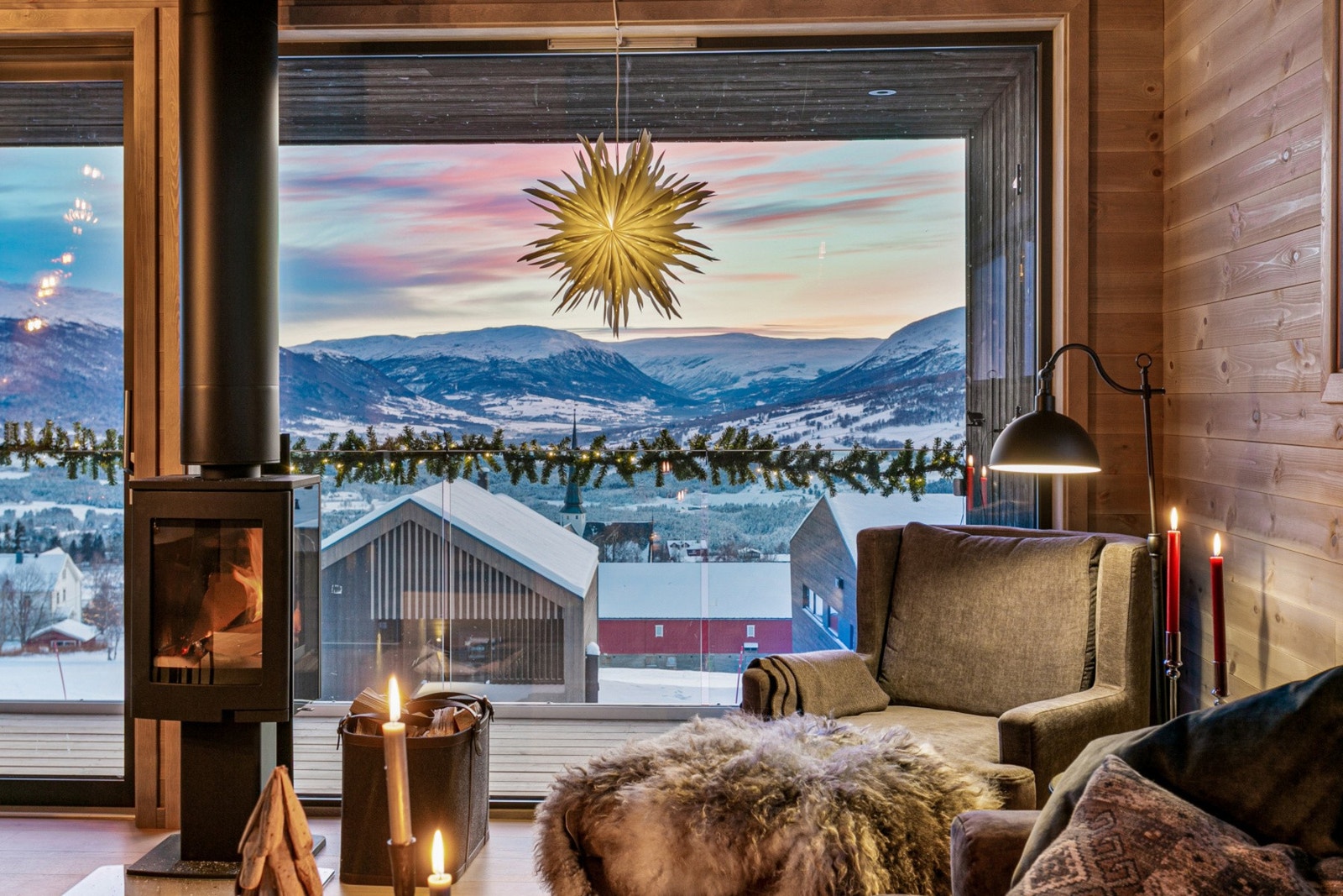 Hytten har en praktisk planløsning. Med romslige og åpne løsninger er det rom for flere sittesoner hvor alle i familien kan finne sin krok for å kose seg etter en dag i fjellet. Galleribilde