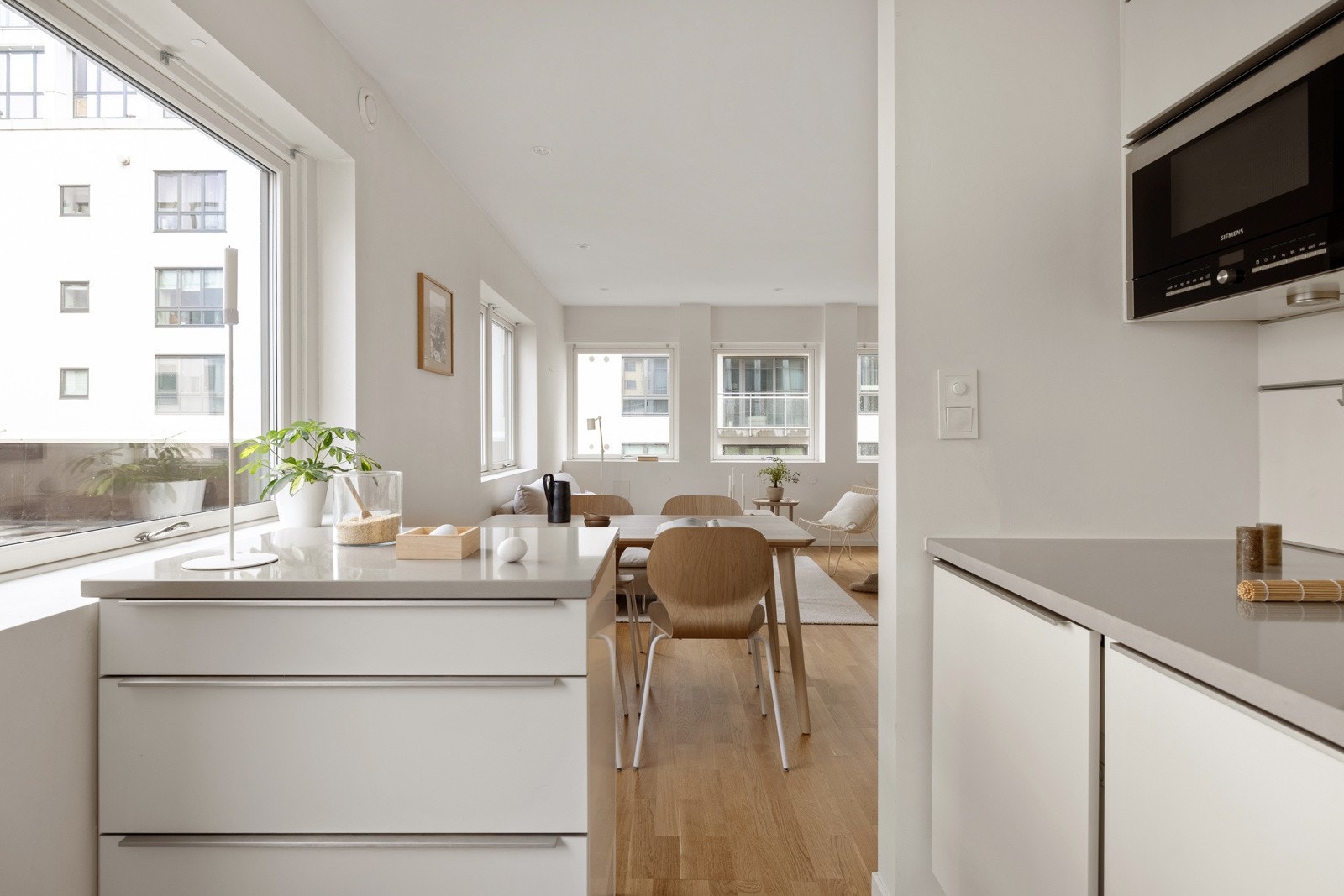 Kjøkkeninnredningen har slette fronter og benkeplate av stein med vask av stål. Galleribilde