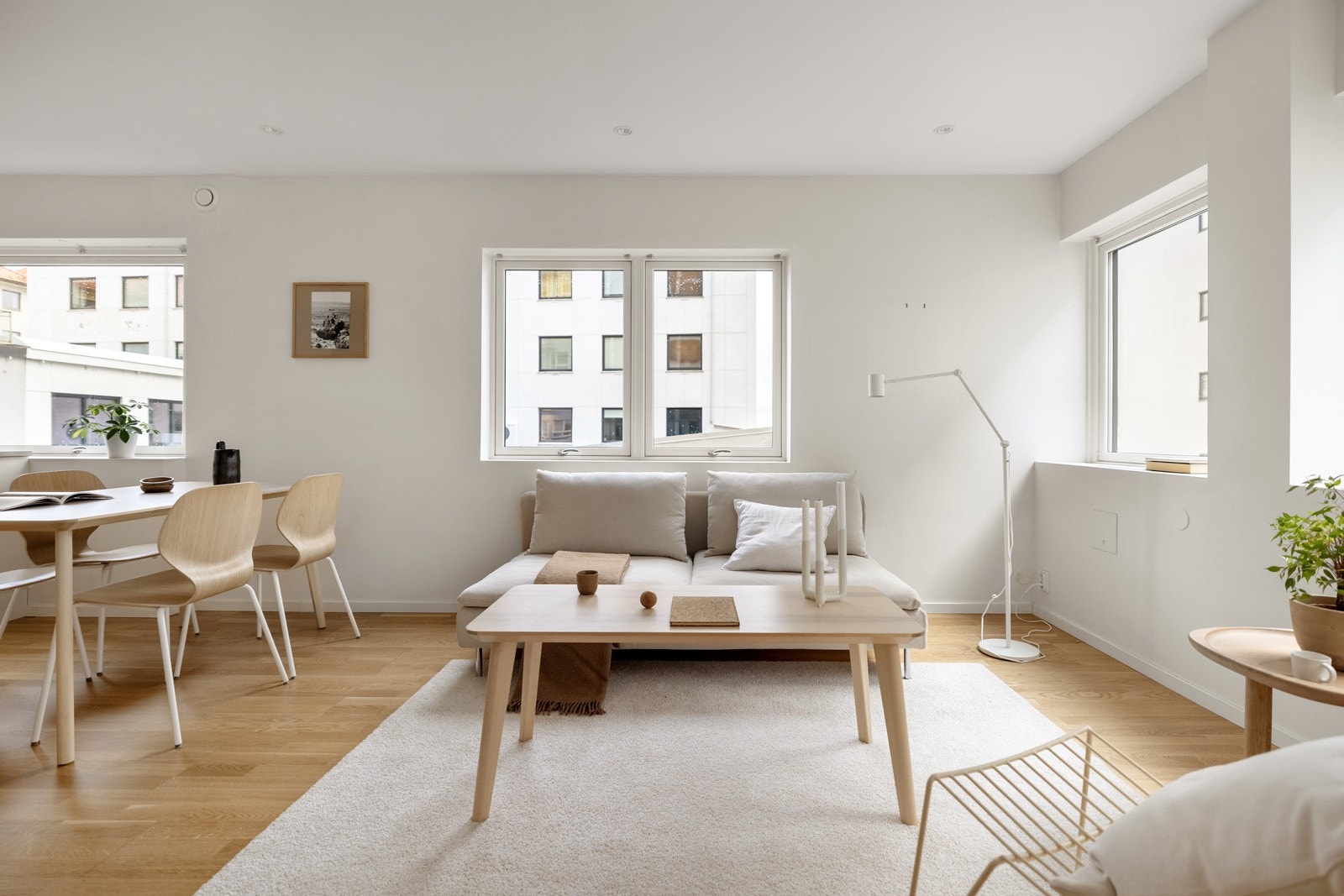 I tillegg er det flere store vinduer som gir naturlig gjennomlys. Galleribilde