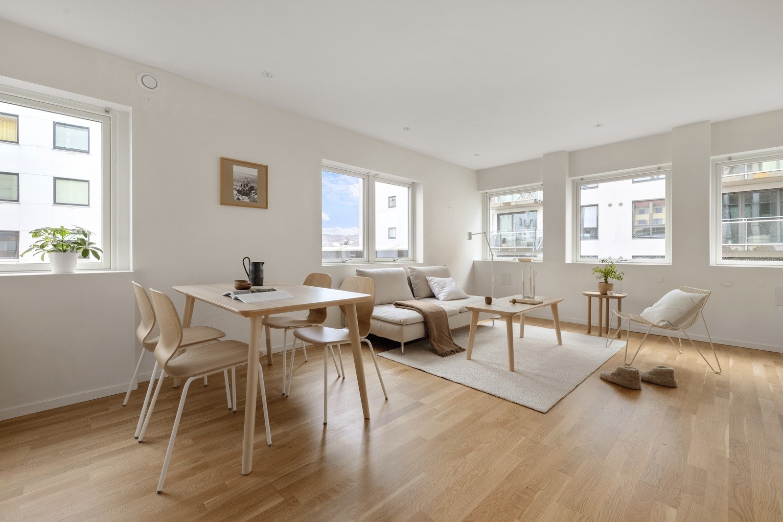 Videre kommer du inn til hjertet av boligen, nemlig stue og kjøkken! Galleribilde