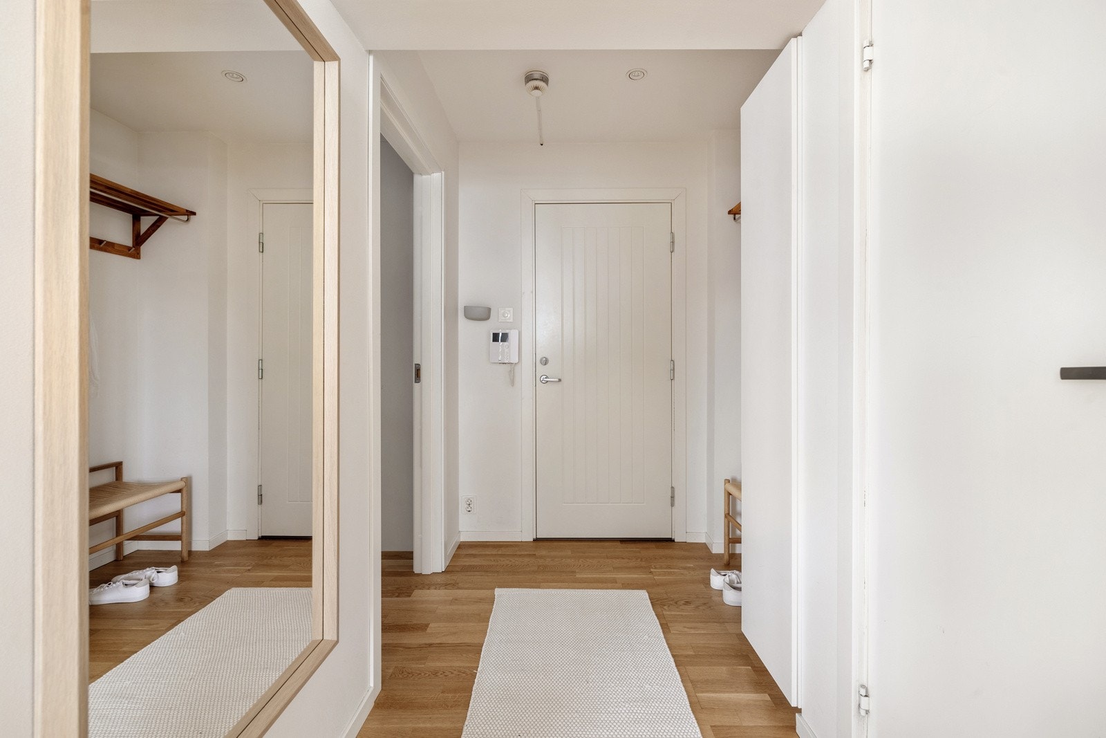 Velkommen inn! Det første du møter er en lys og romslig entré som måler 4 kvm. Galleribilde