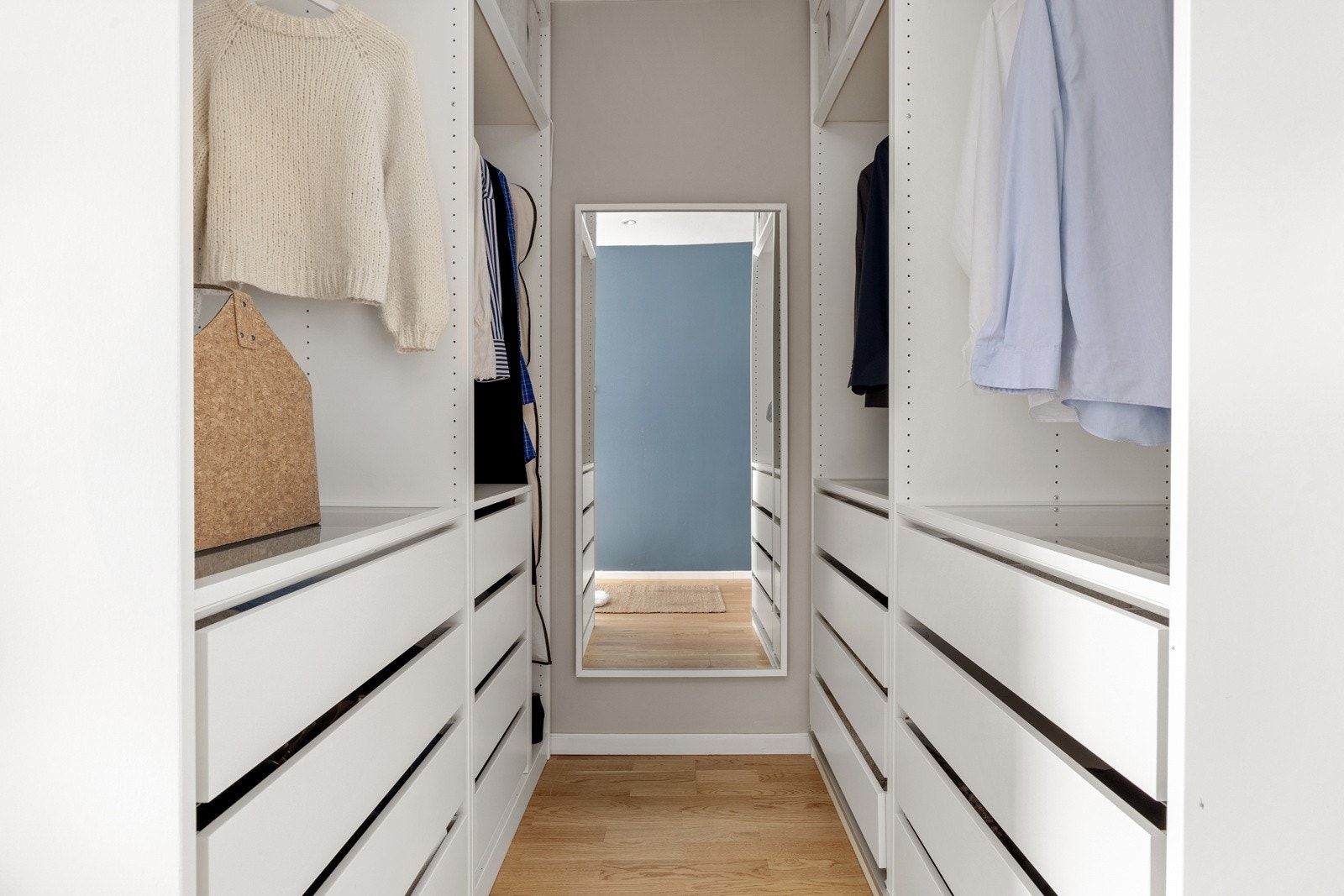 Garderoben er levert av PAX og følger med handel. Her er det rikelige oppbevaringsmuligheter for mer enn én person. Galleribilde