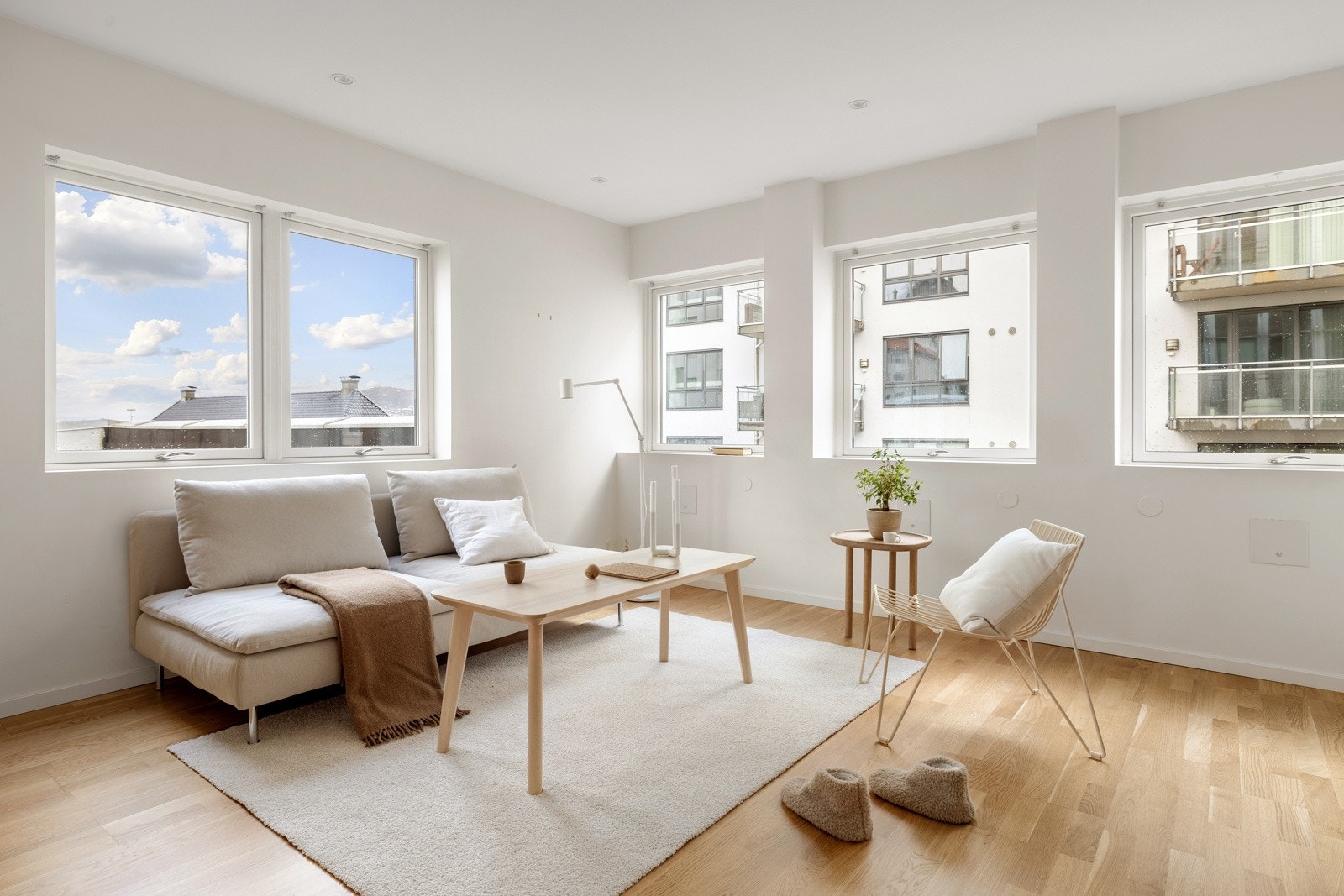 I taket er det spotter som både er stilrene og praktiske. Galleribilde