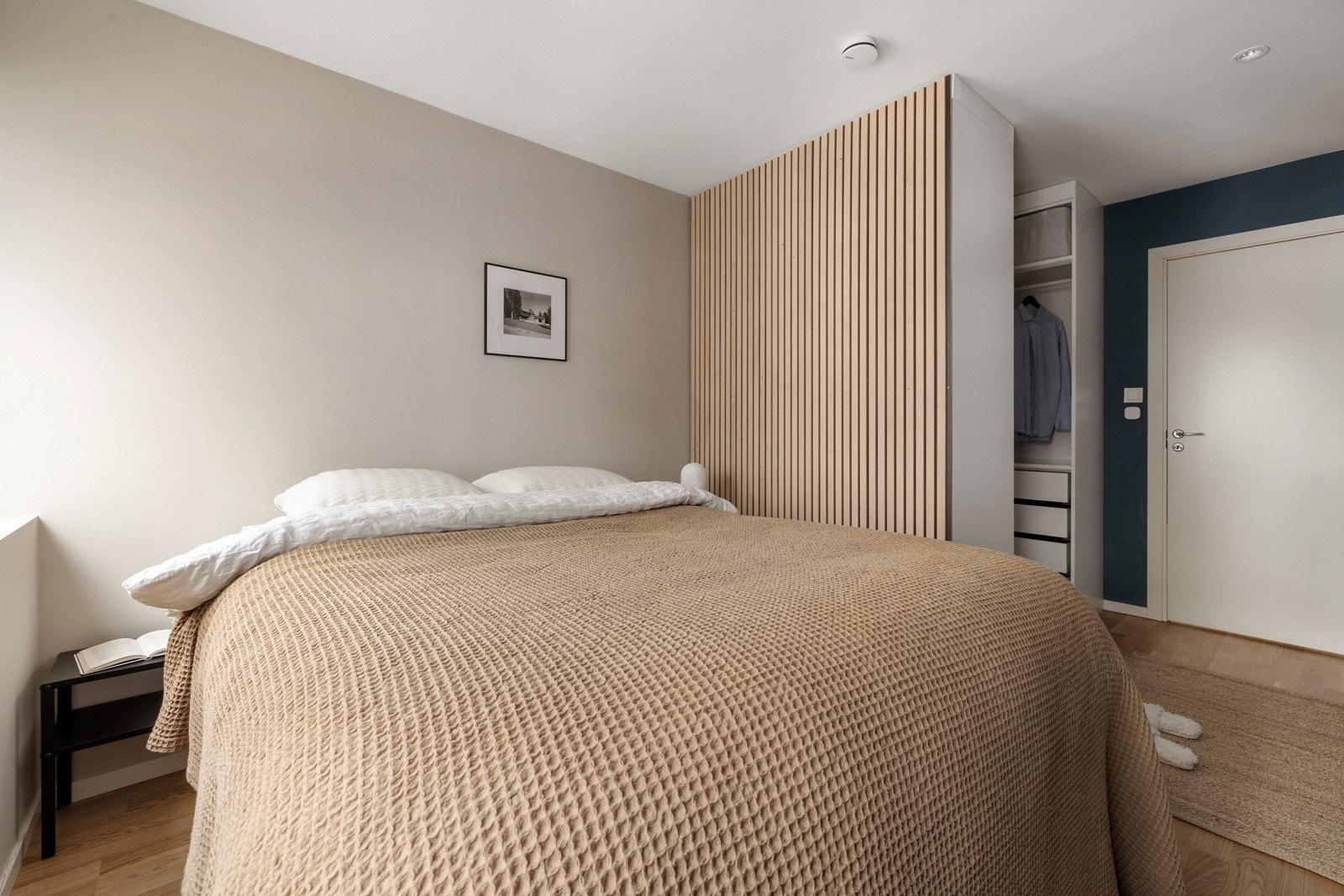 Her er det plass til dobbeltseng og nattbord, i tillegg til egen walk-in garderobe. Galleribilde