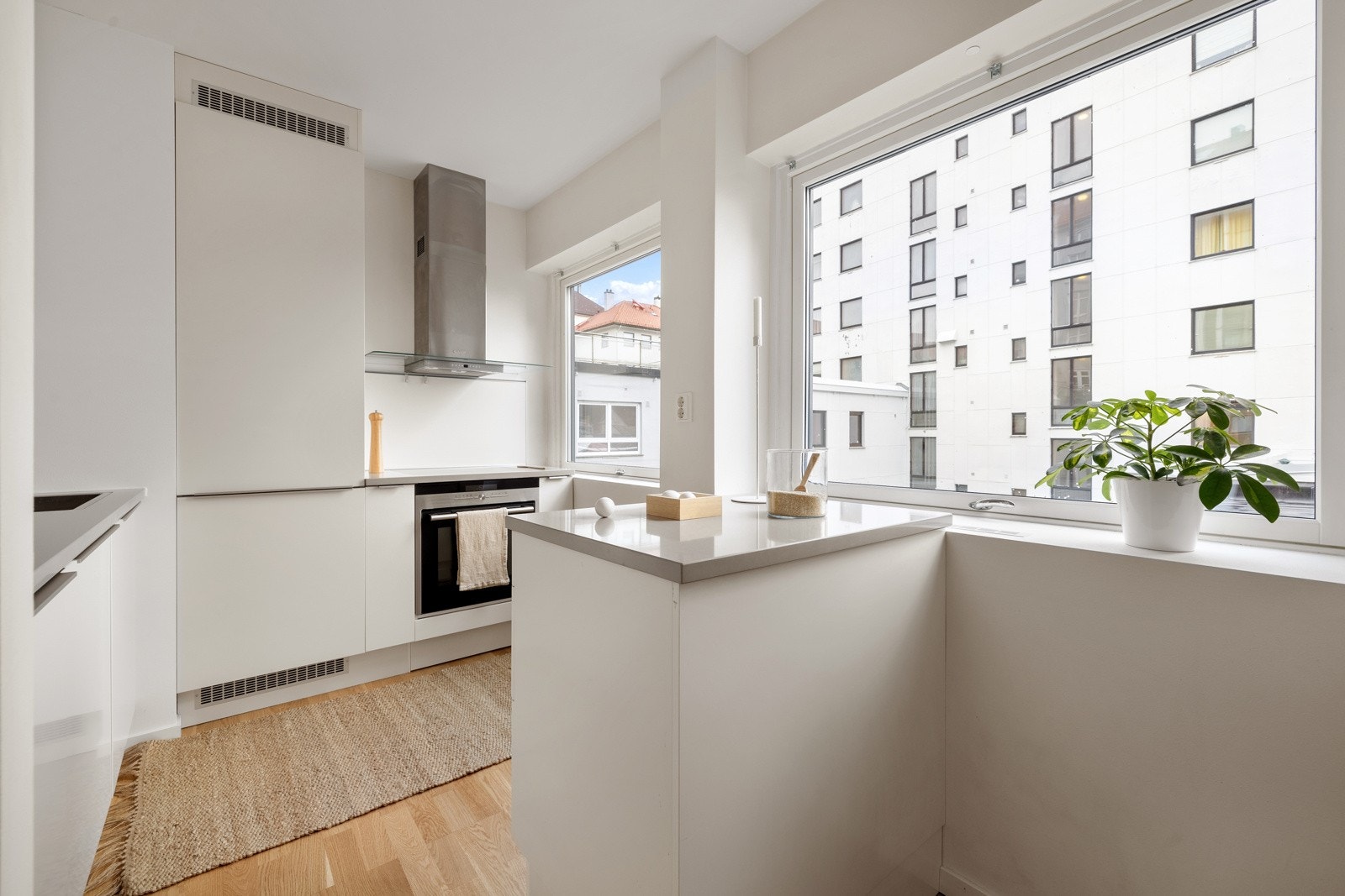 Her er det også store vinduer som slipper inn mye lys. Galleribilde