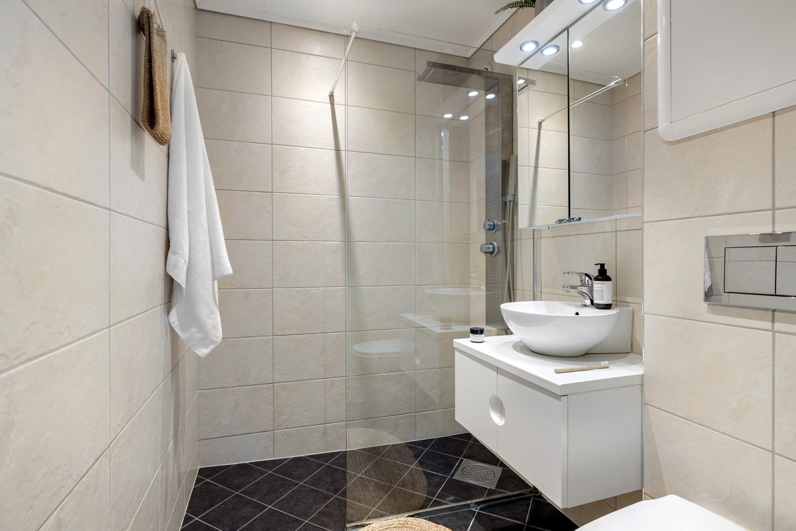 Badet er helfliset med varmekabler i gulv og spotter i taket. Galleribilde