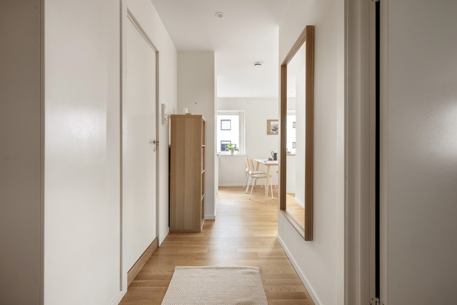 Gulvet er lagt med 3-stavs parkett, som forøvrig er gjennomgående i hele boligen. Galleribilde