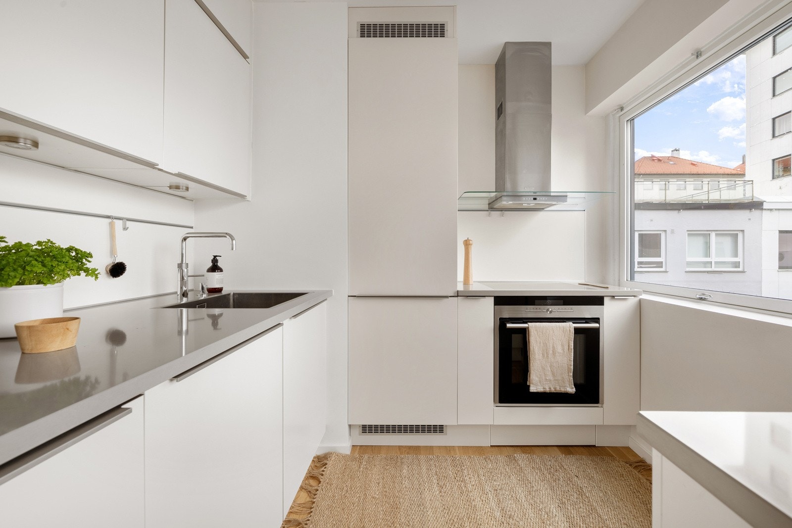 En strøken 2-roms eierseksjonsleilighet i 5. etasje med gjennomgående god standard, mange store vinduer og med en optimal beliggenhet på Nordnes. Galleribilde