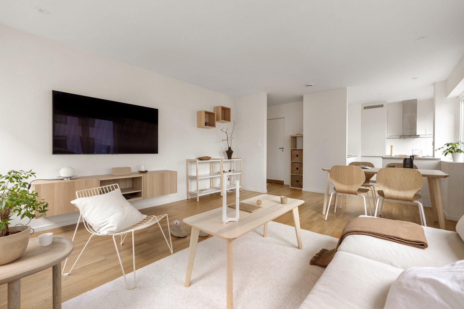 Rommet måler 21 kvm, og arealet gjør det enkelt å møblere med egen stue- og kjøkkendel. Galleribilde